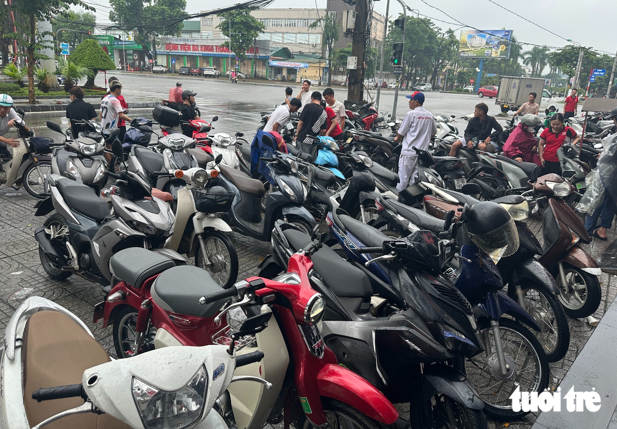 Xe hơi, xe máy ngập nước chết máy la liệt ở Vinh sau cơn mưa lịch sử 41 năm - Ảnh 12.