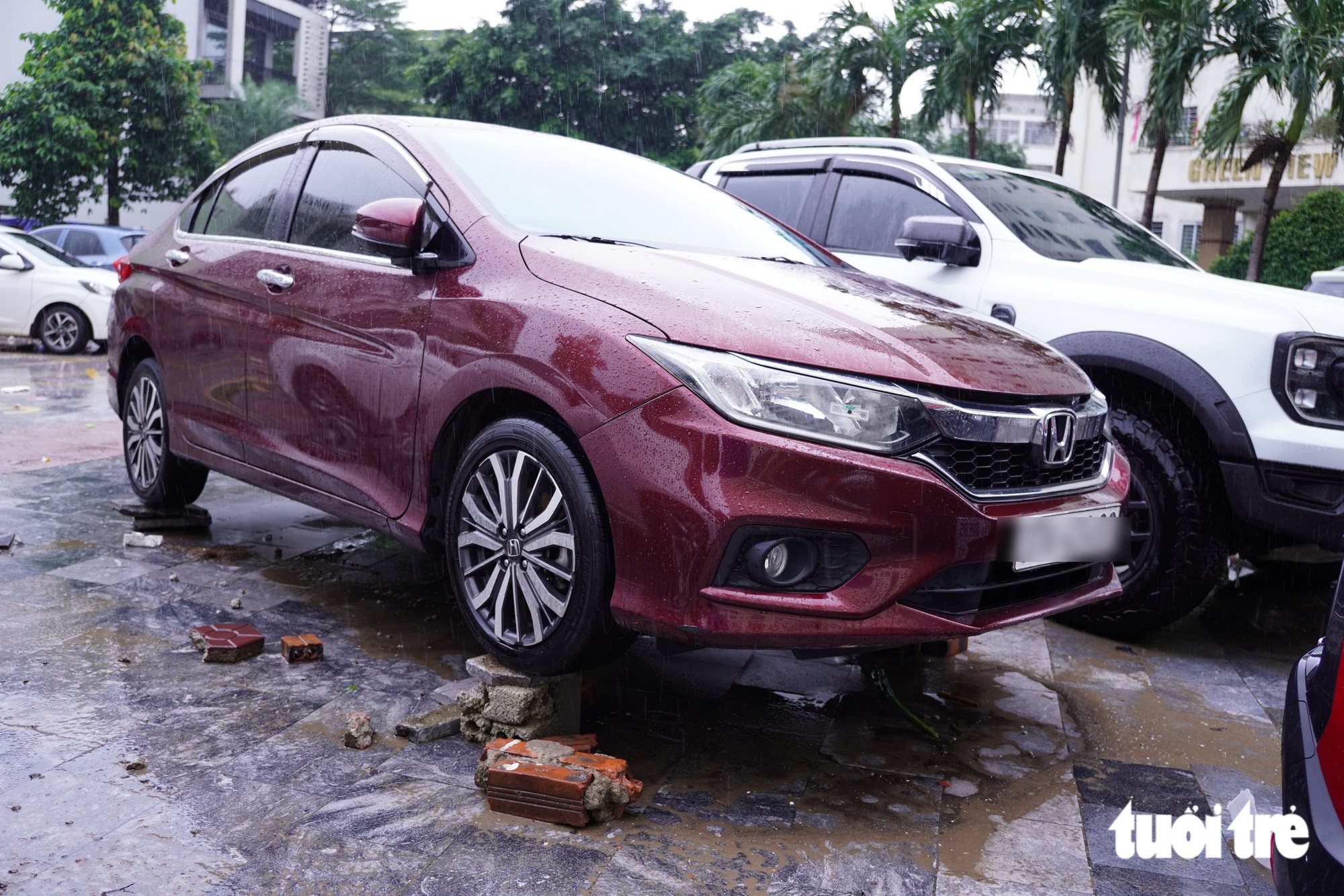 Xe hơi, xe máy ngập nước chết máy la liệt ở Vinh sau cơn mưa lịch sử 41 năm - Ảnh 5.