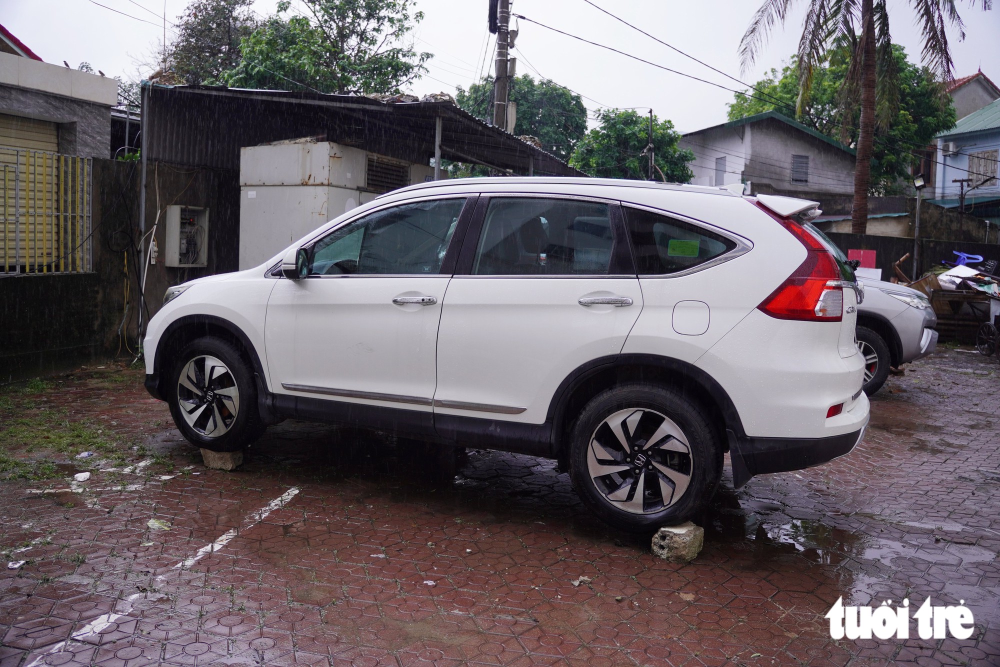 Xe hơi, xe máy ngập nước chết máy la liệt ở Vinh sau cơn mưa lịch sử 41 năm - Ảnh 6.