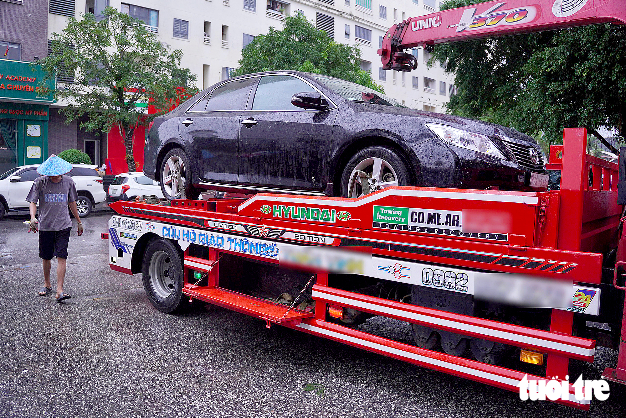 Xe hơi, xe máy ngập nước chết máy la liệt ở Vinh sau cơn mưa lịch sử 41 năm - Ảnh 4.