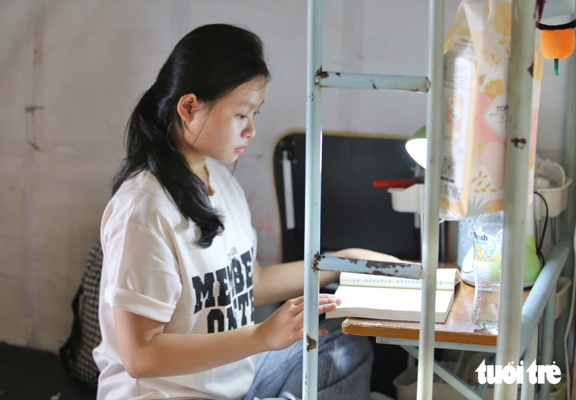 Tiếp sức đến trường: Cô bé làm trong xưởng nhang đậu trường ĐH GTVT - Ảnh 6.