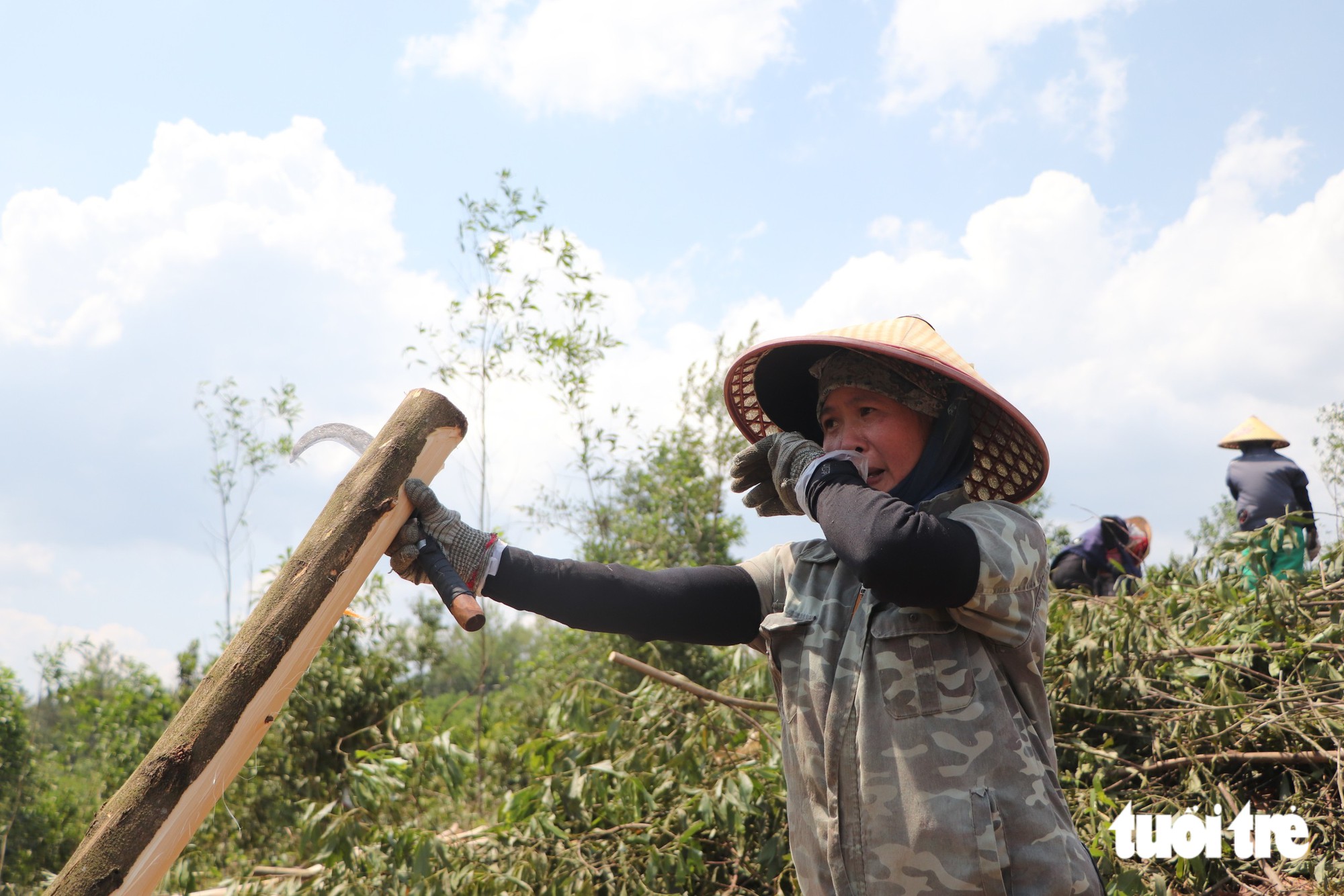 Tiếp sức đến trường: Cô bé làm trong xưởng nhang đậu trường ĐH GTVT - Ảnh 3.