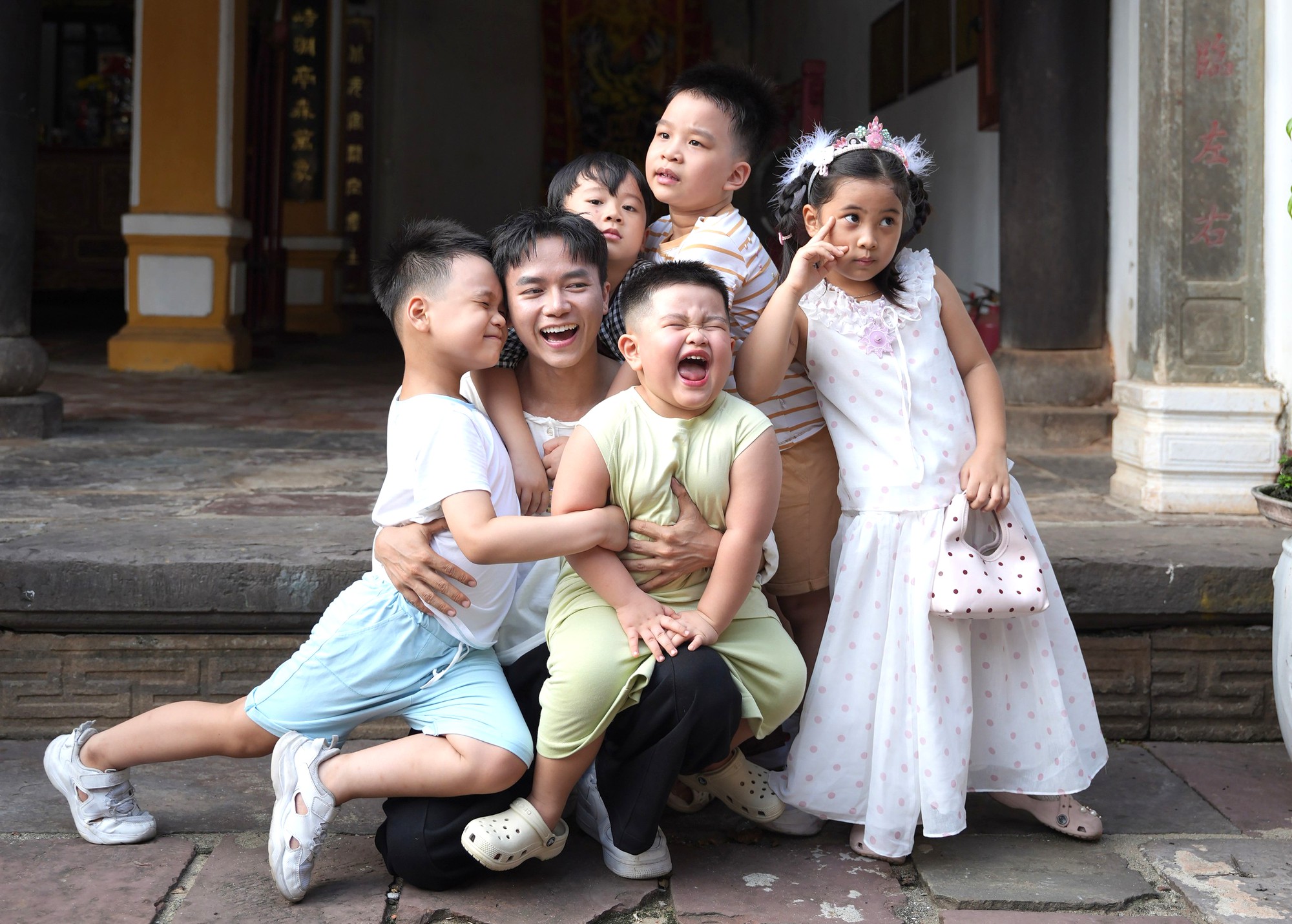Bùi Công Nam bỗng dưng làm bố của 5 con: đáng yêu và hỗn loạn - Ảnh 1.