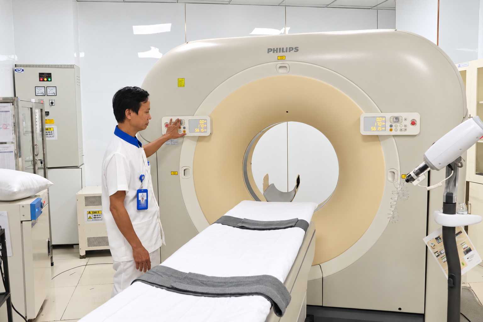 Bên trong Bệnh viện Đại học Quốc tế Hồng Bàng có gì? - Ảnh 1.