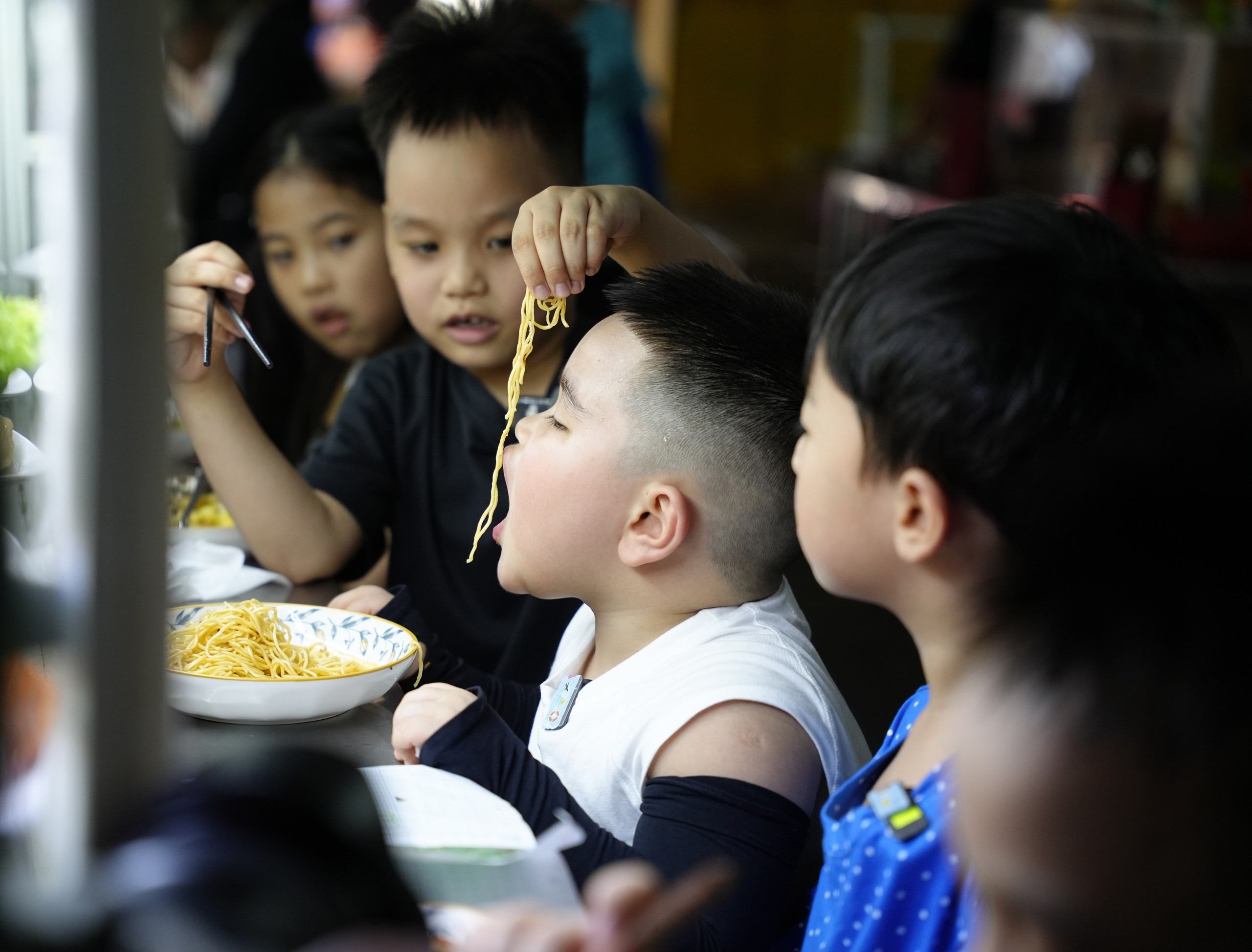 Bùi Công Nam bỗng dưng làm bố của 5 con: đáng yêu và hỗn loạn - Ảnh 3.