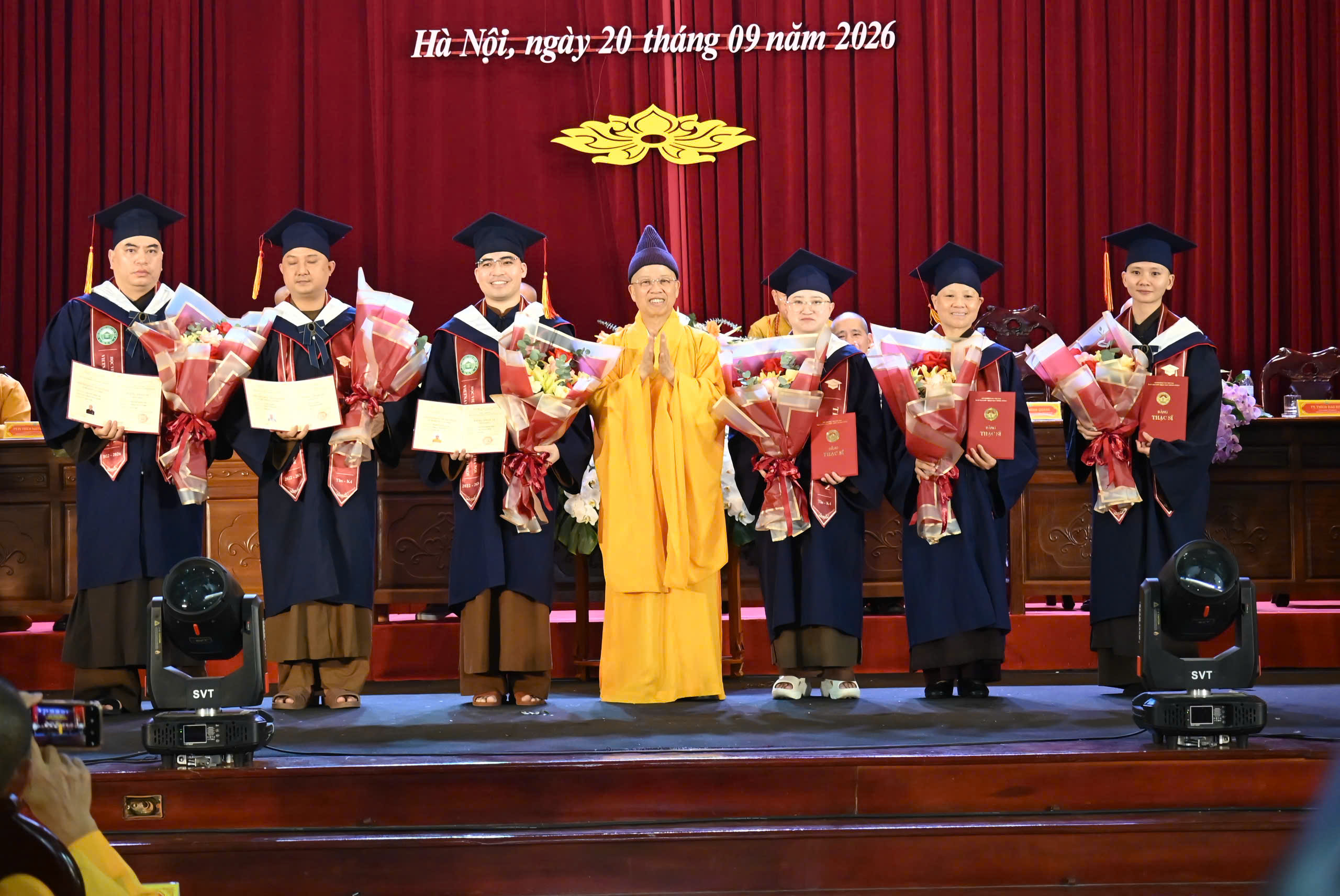 Sư cô tốt nghiệp thủ khoa Học viện Phật giáo Việt Nam - Ảnh 3.