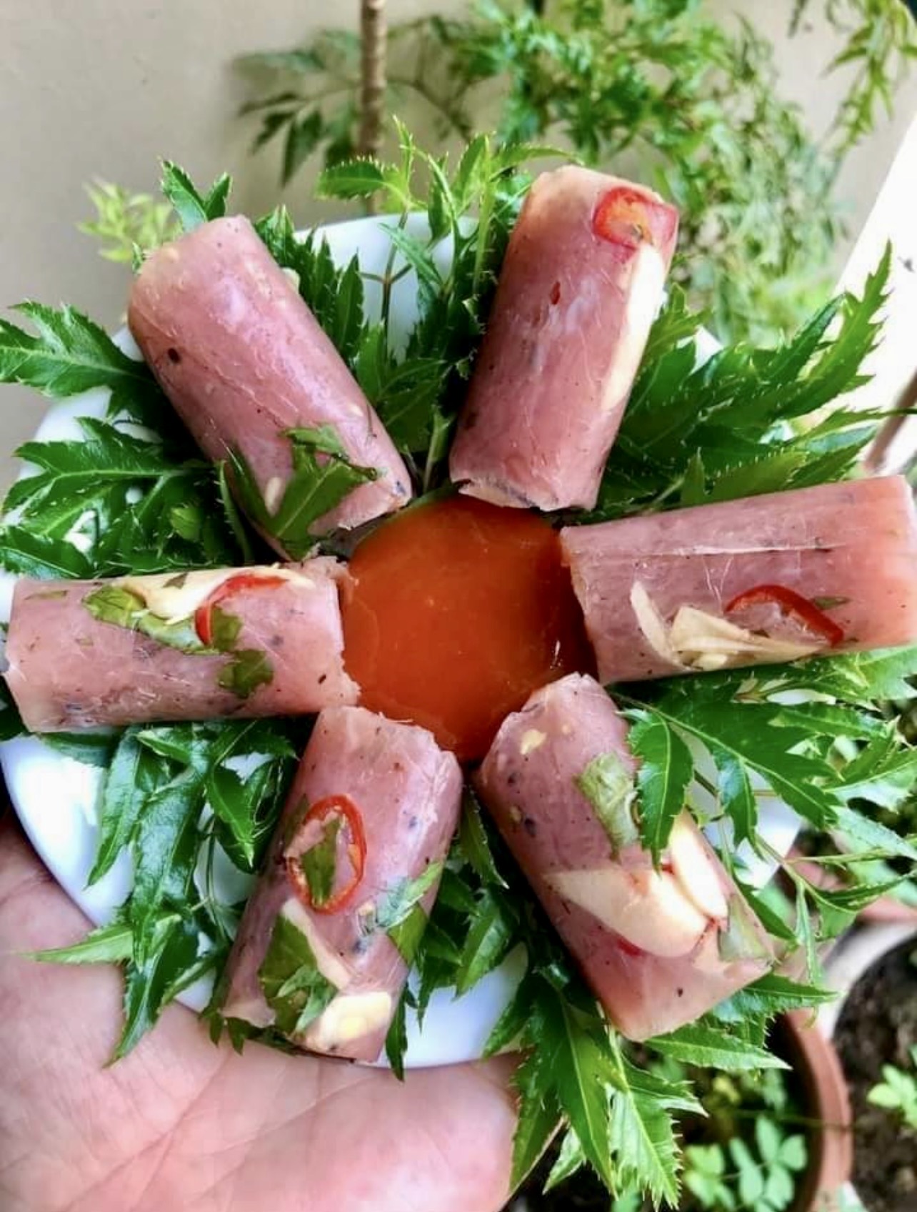 Thương hiệu tôi yêu: Chiếc nem nhỏ gói cả quê nhà xứ Thanh - Ảnh 2.