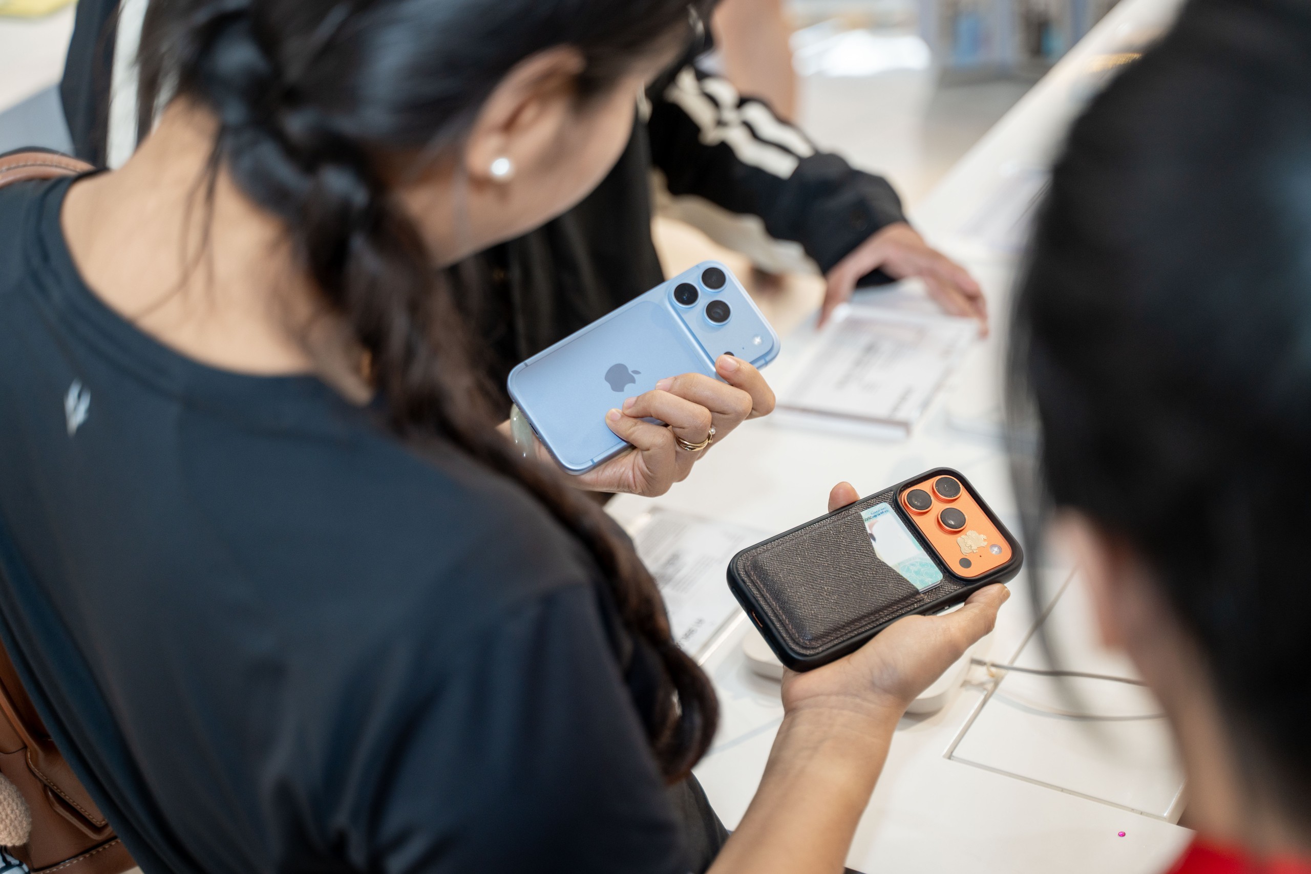 Hàng chục nghìn iPhone 18 đã đến tay khách sức nóng chưa hạ nhiệt - Ảnh 4.