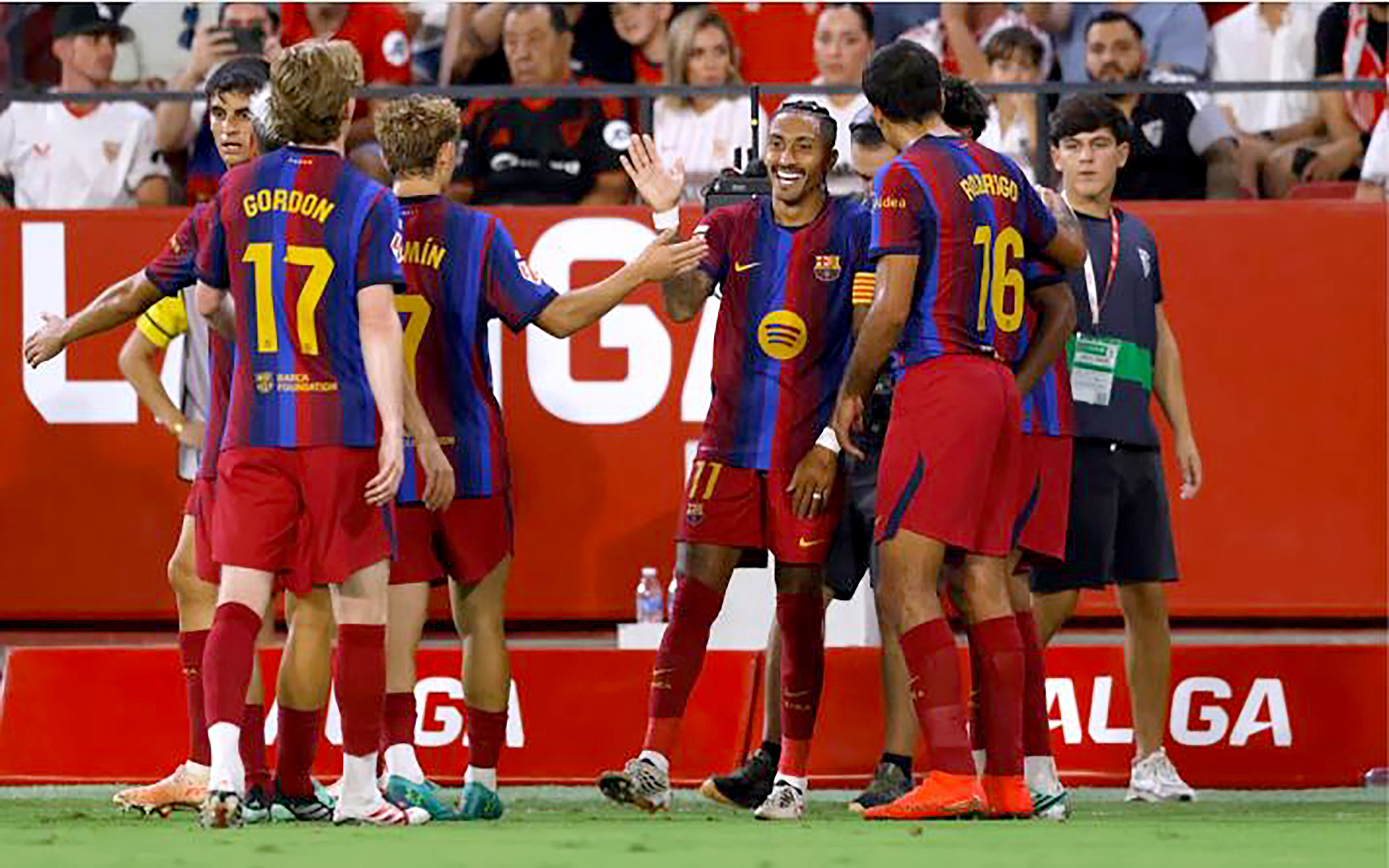 Cầu thủ Barcelona ăn mừng chiến thắng trước Sevilla - Ảnh: REUTERS