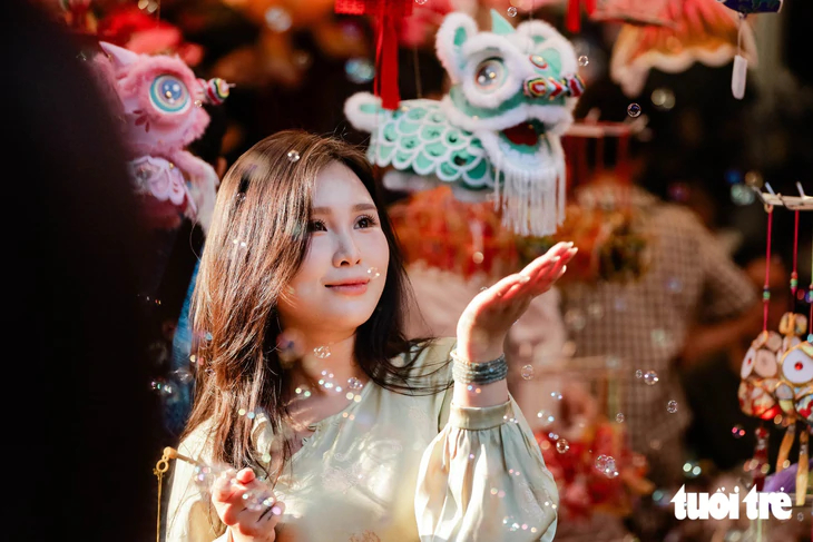 Hanoi’s Hang Ma Street bursts with color ahead of Mid-Autumn Festival- Ảnh 9.