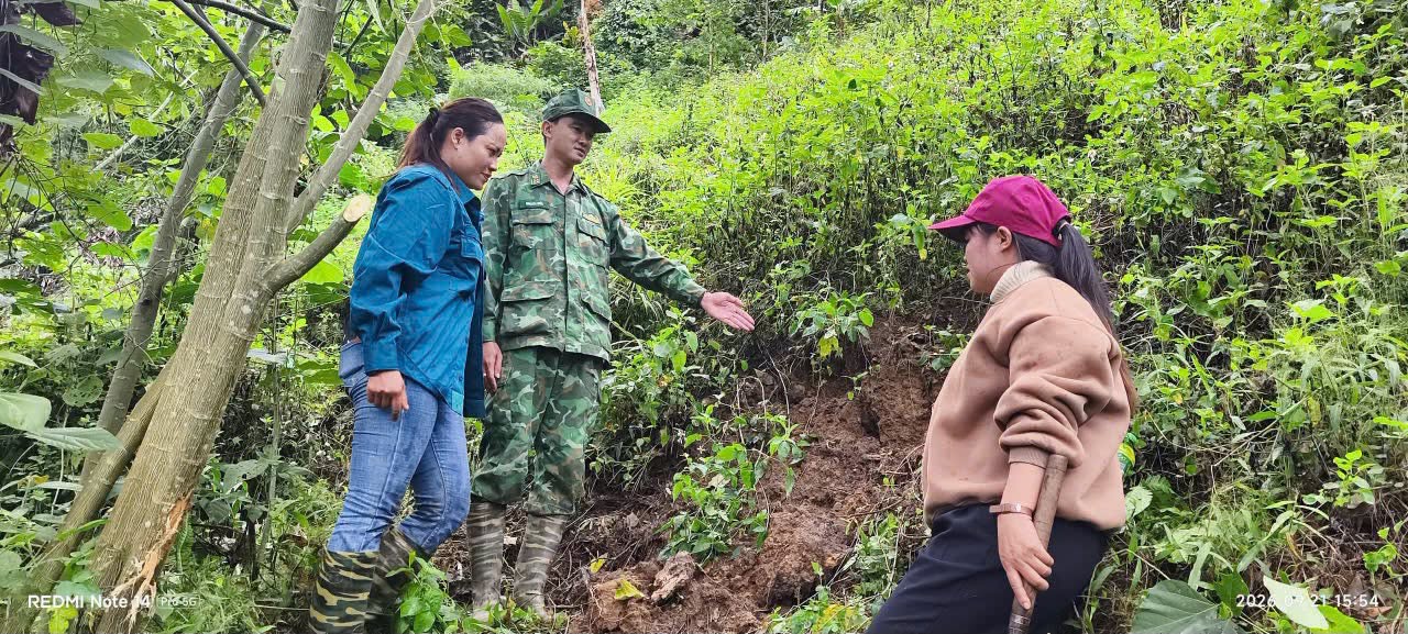 Thấy vết nứt lớn trên núi Pơrlai, bộ đội biên phòng khẩn cấp di dời đồ đạc cho 40 hộ dân - Ảnh 1.