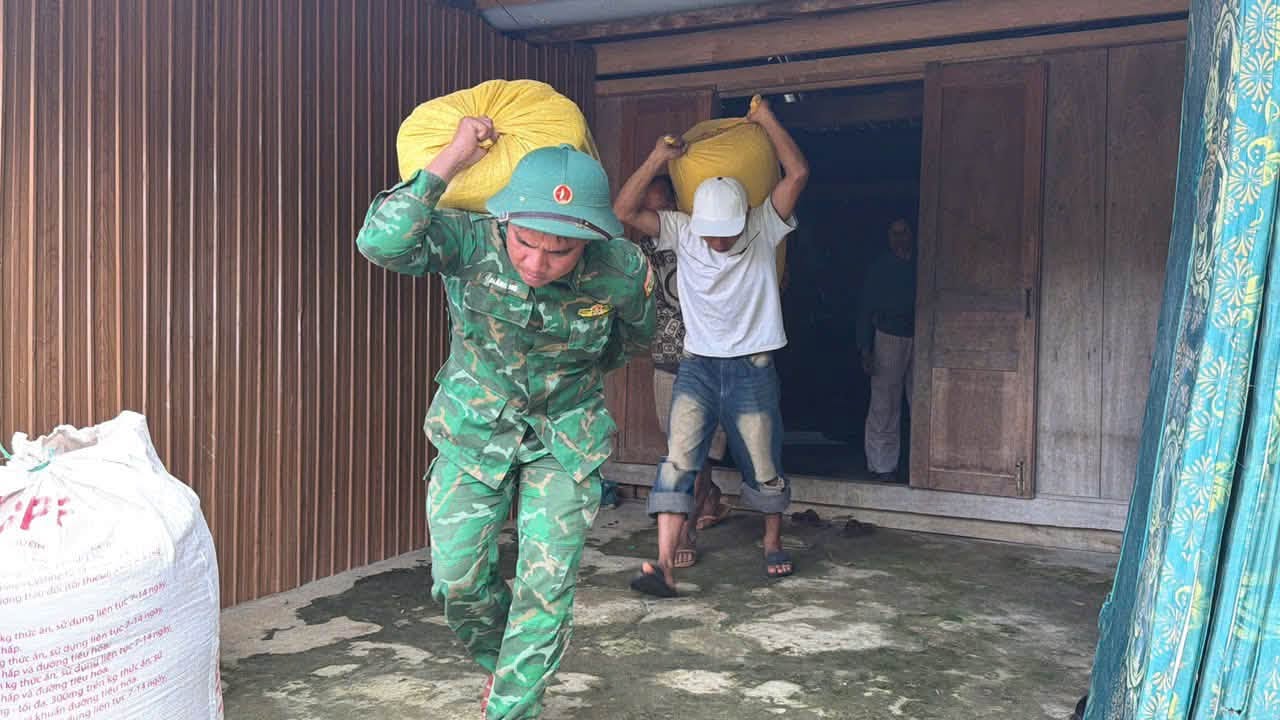 Thấy vết nứt lớn trên núi Pơrlai, bộ đội biên phòng khẩn cấp di dời đồ đạc cho 40 hộ dân - Ảnh 2.
