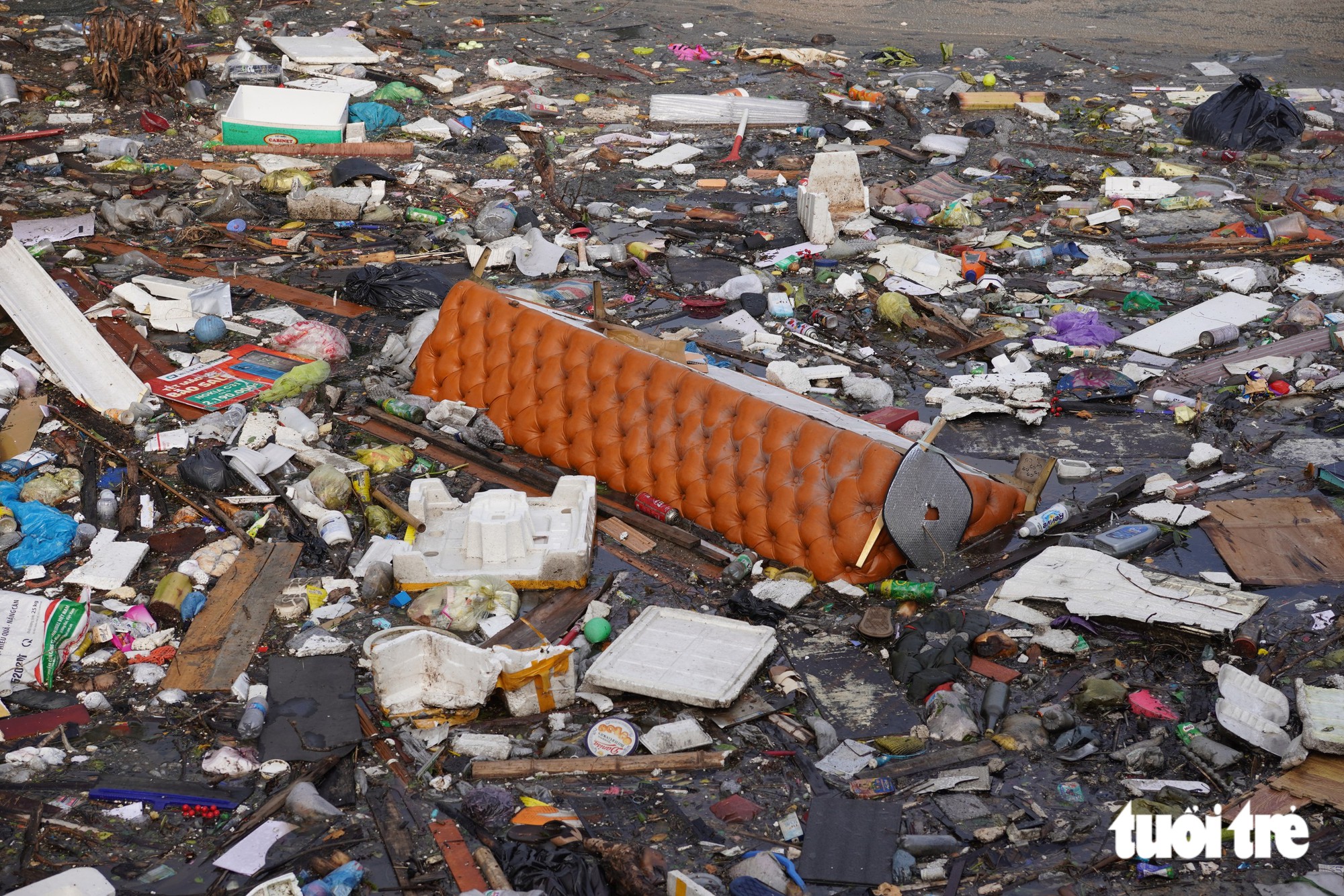 Historic rain leaves Vietnam’s ancient citadel moat choked with trash- Ảnh 3.