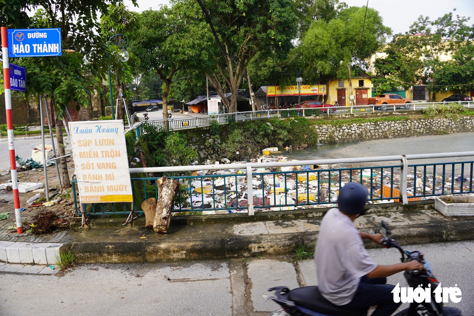 Historic rain leaves Vietnam’s ancient citadel moat choked with trash- Ảnh 11.