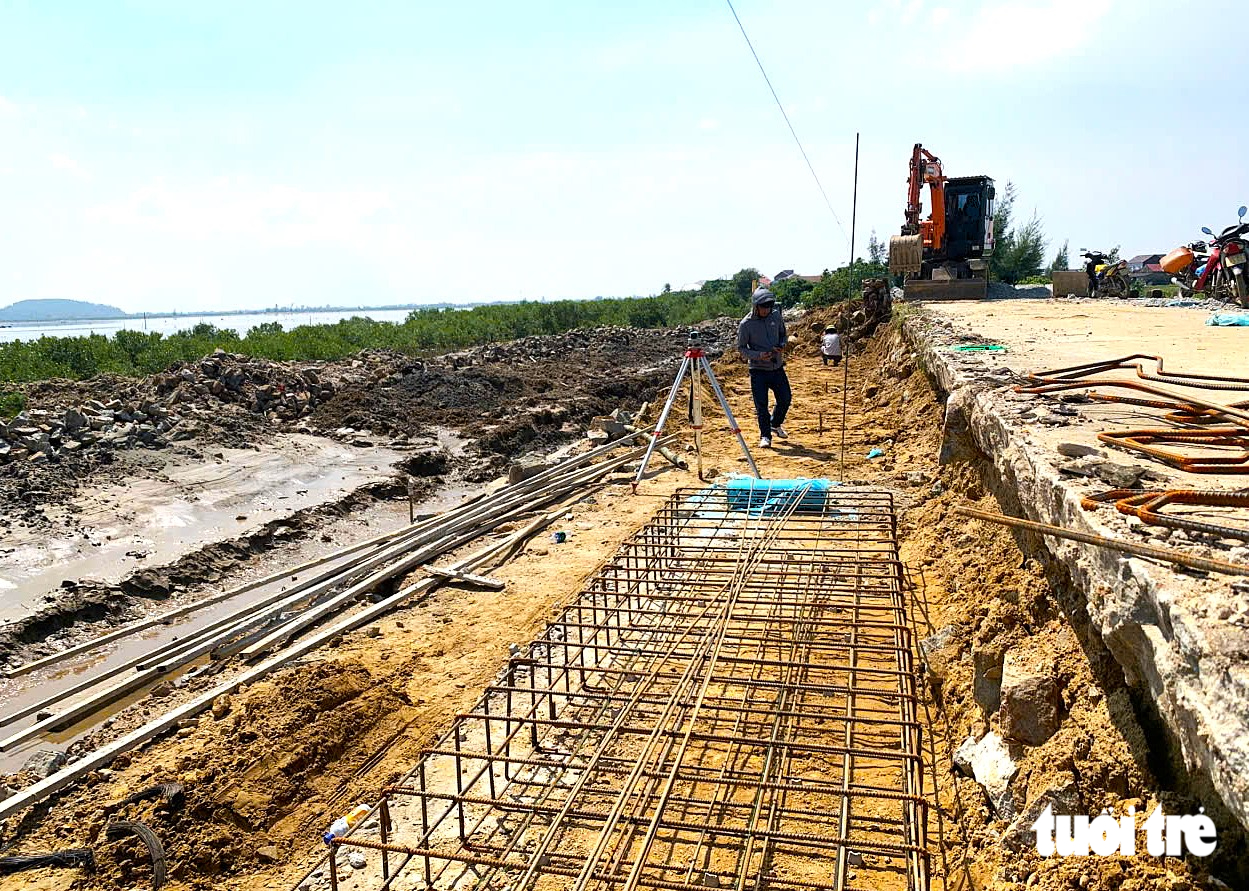 Cấp tập thi công những 'tấm khiên' xung yếu để bảo vệ người dân trước thiên tai - Ảnh 1.