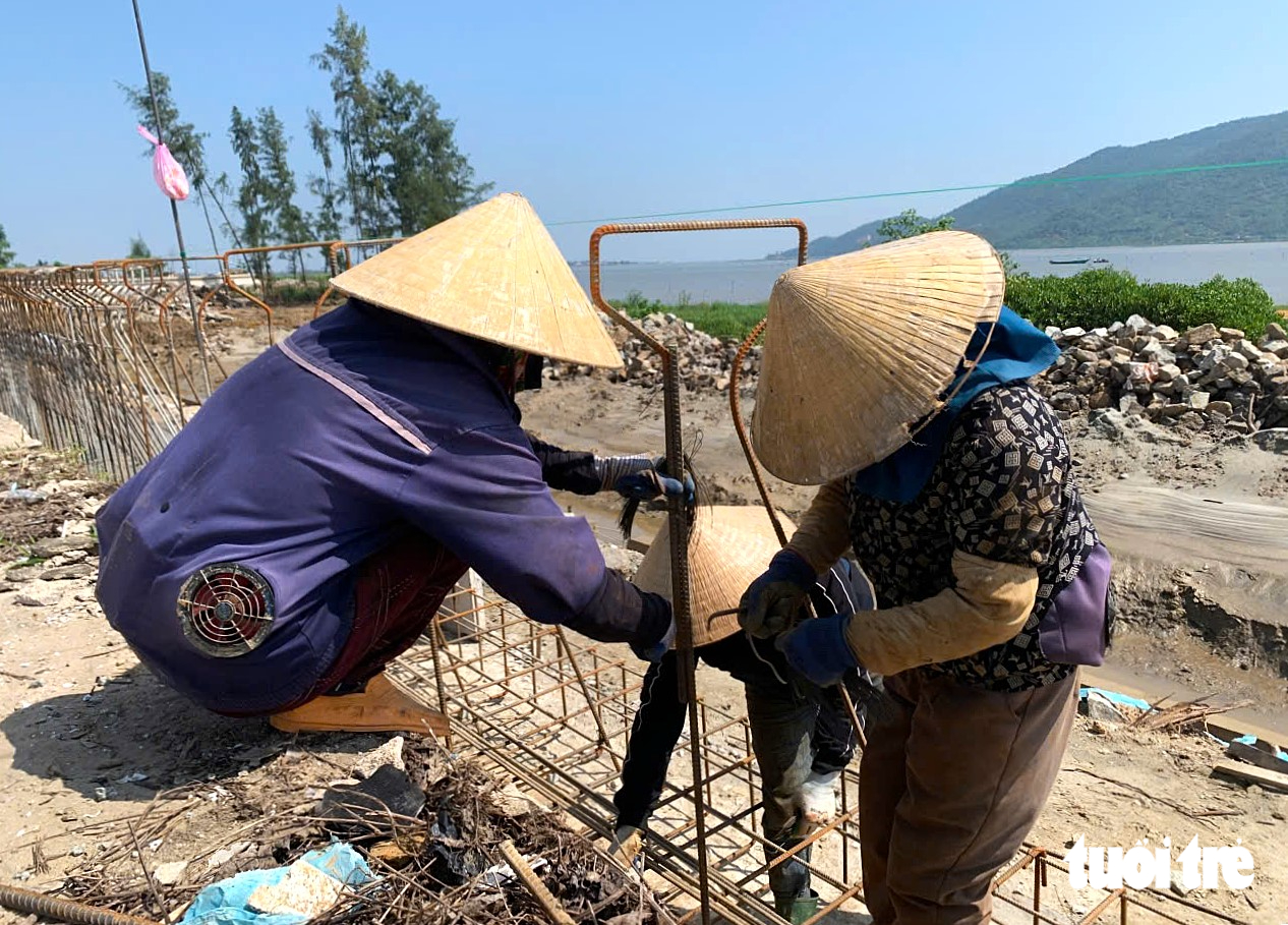 Cấp tập thi công những 'tấm khiên' xung yếu để bảo vệ người dân trước thiên tai - Ảnh 3.