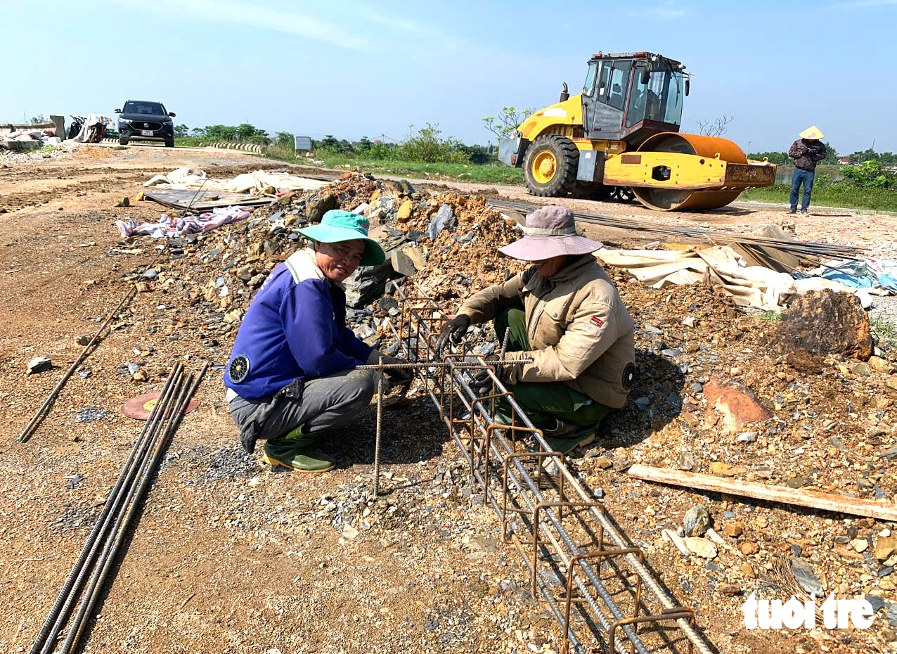 Cấp tập thi công những 'tấm khiên' xung yếu để bảo vệ người dân trước thiên tai - Ảnh 5.