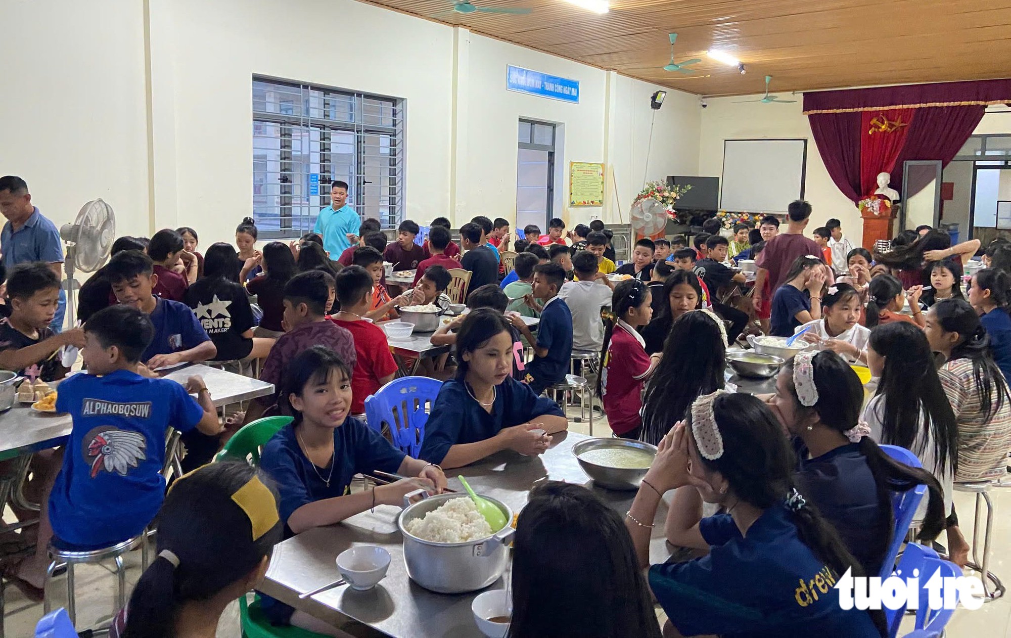 Làm cầu tạm, mở đường xuyên rừng đưa gần 200 học sinh đến lớp - Ảnh 8.