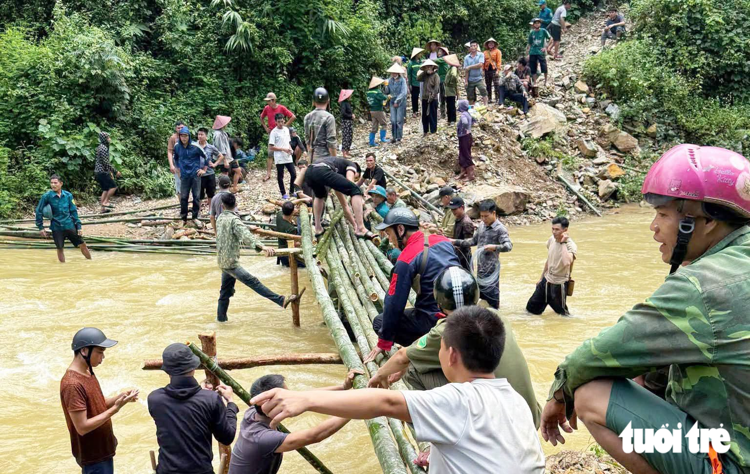 Làm cầu tạm, mở đường xuyên rừng đưa gần 200 học sinh đến lớp - Ảnh 2.