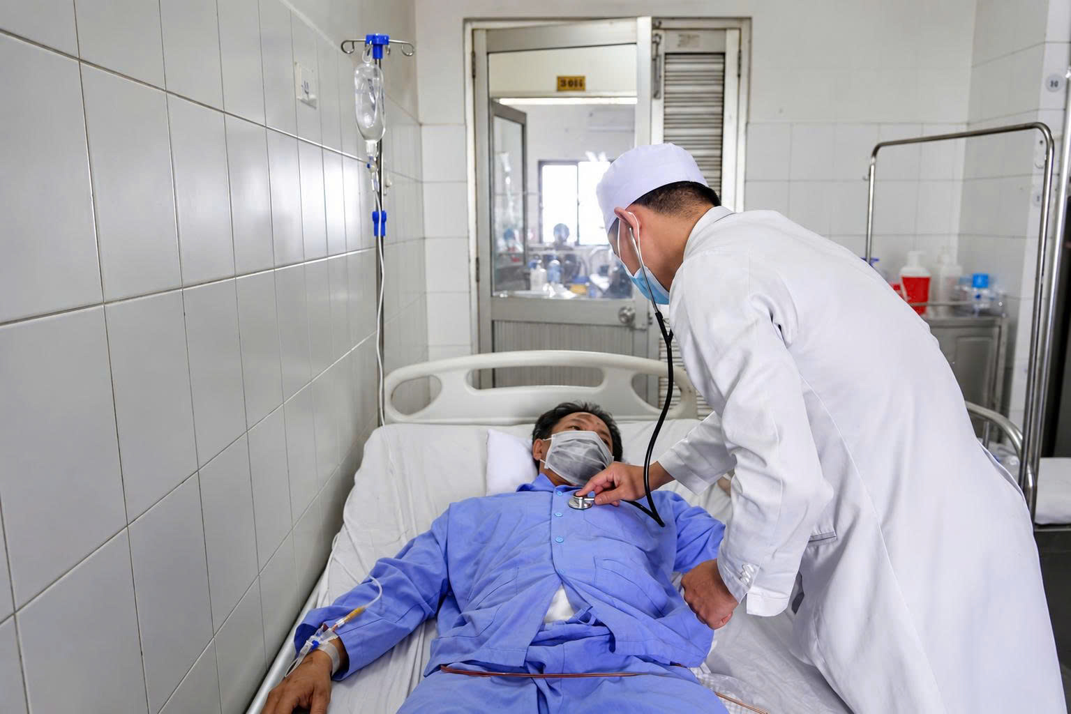 Cấp cứu thanh niên bị hai thanh sắt xuyên thấu đùi và bụng - Ảnh 1.