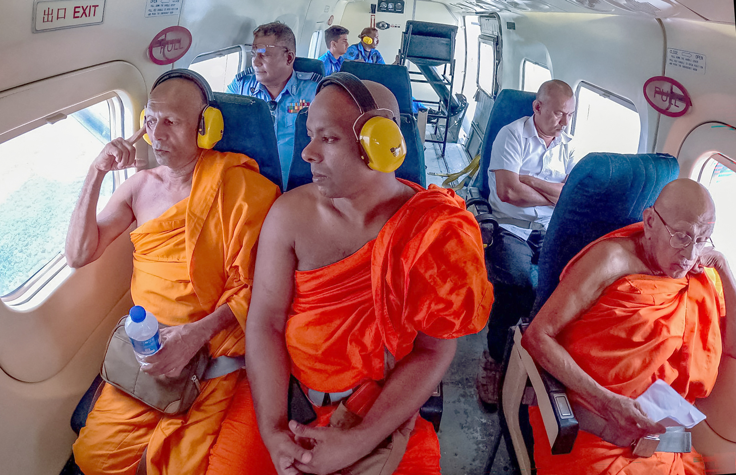 Sri Lanka thỉnh 3 nhà sư 'bay lên trời' cầu mưa cứu đất nước, chuyện lạ lập tức xảy ra - Ảnh 2.