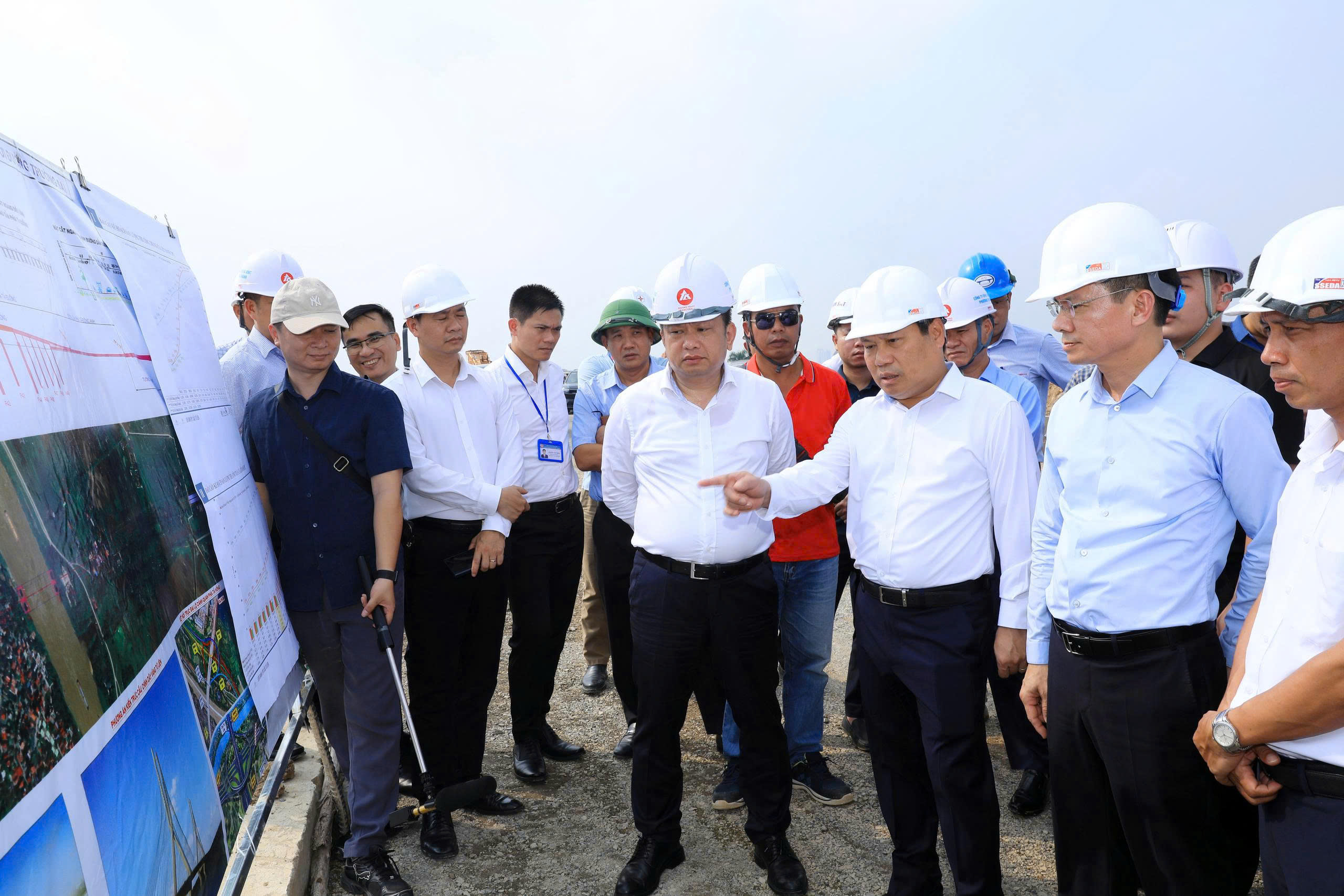 Chủ tịch Hà Nội kiểm tra quy hoạch dọc sông Hồng tác động đến khu dân cư 2026 - Ảnh 2.