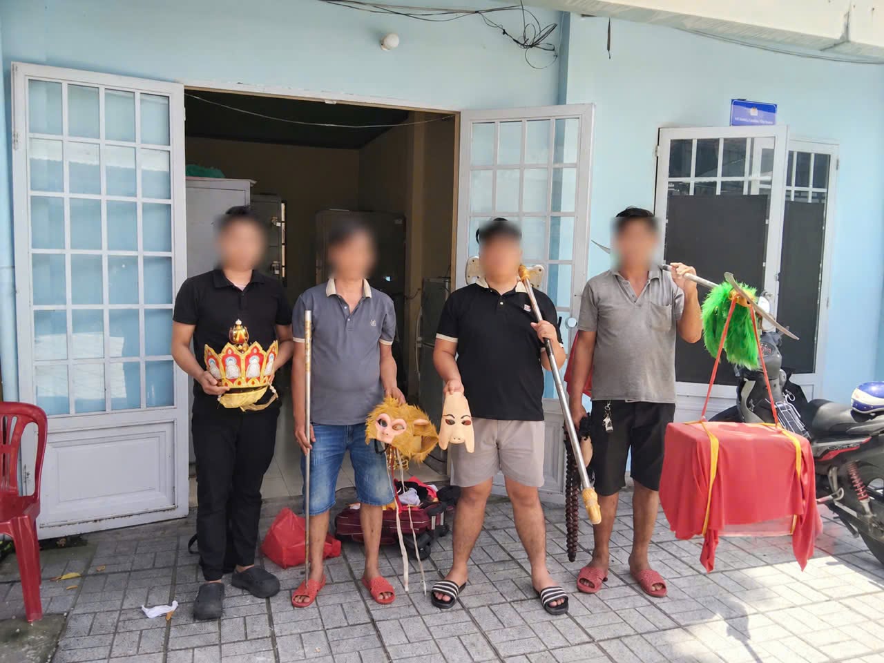 Hóa trang thầy trò Đường Tăng cưỡi ngựa, đi bộ giữa làn ô tô ở TP.HCM - Ảnh 1.