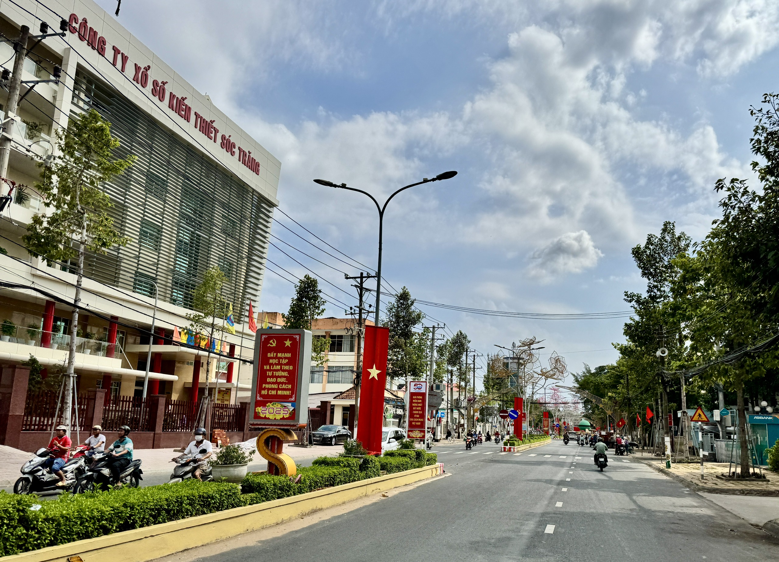 Đoàn xổ số Cần Thơ, Sóc Trăng tham quan những địa điểm nổi tiếng nào ở Châu Âu, Nhật Bản, Dubai? - Ảnh 3.
