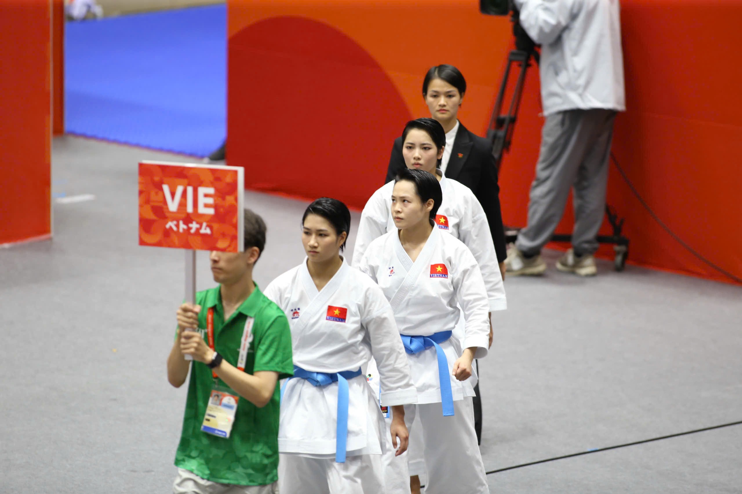 3 cô gái karate mang về Huy chương vàng đầu tiên cho Việt Nam ở Asiad 20 3 cô gái karate mang về HCV đầu tiên cho Việt Nam ở Asiad 20 - Ảnh 1.