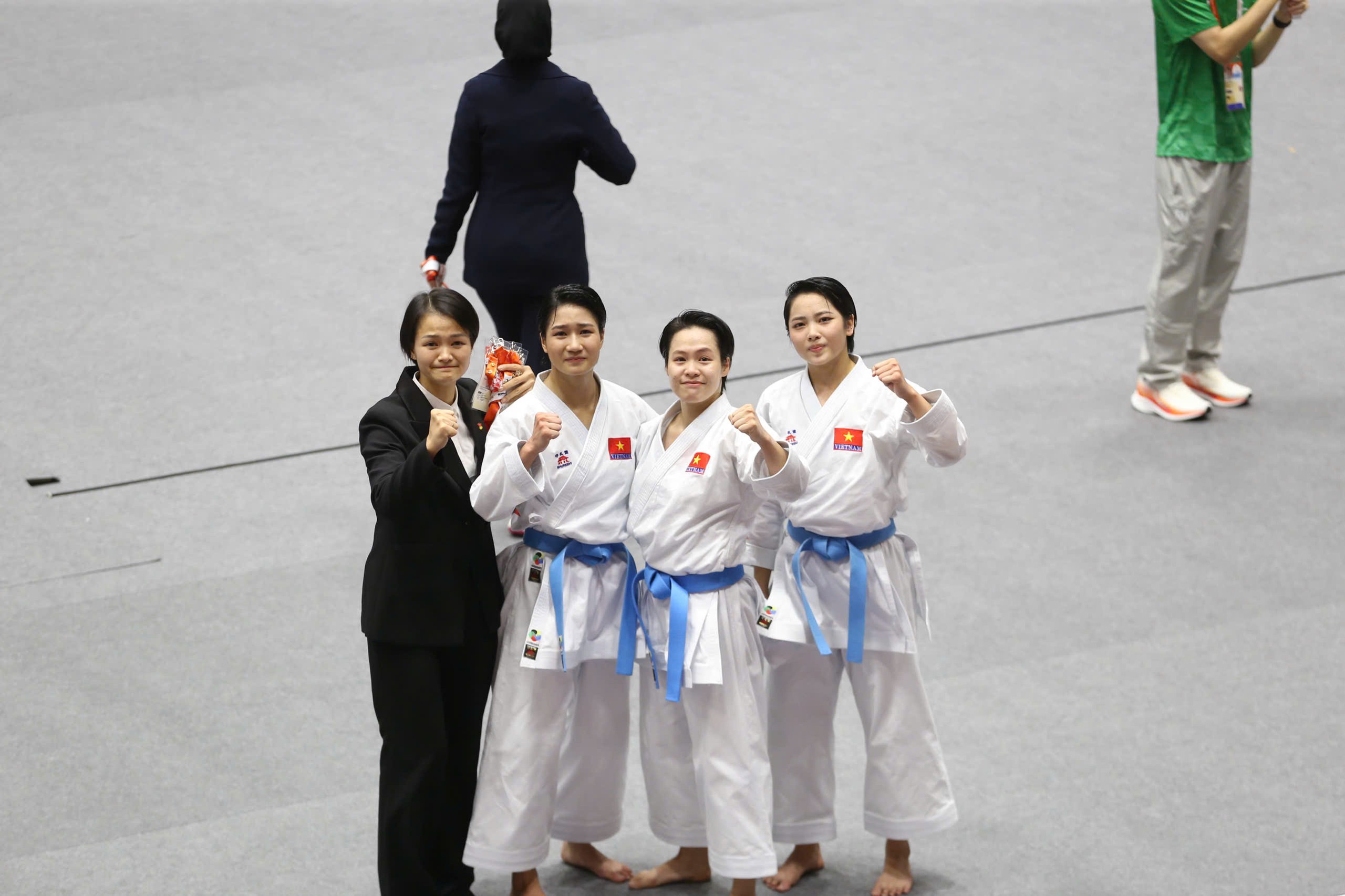 3 cô gái karate mang về Huy chương vàng đầu tiên cho Việt Nam ở Asiad 20 3 cô gái karate mang về HCV đầu tiên cho Việt Nam ở Asiad 20 - Ảnh 4.