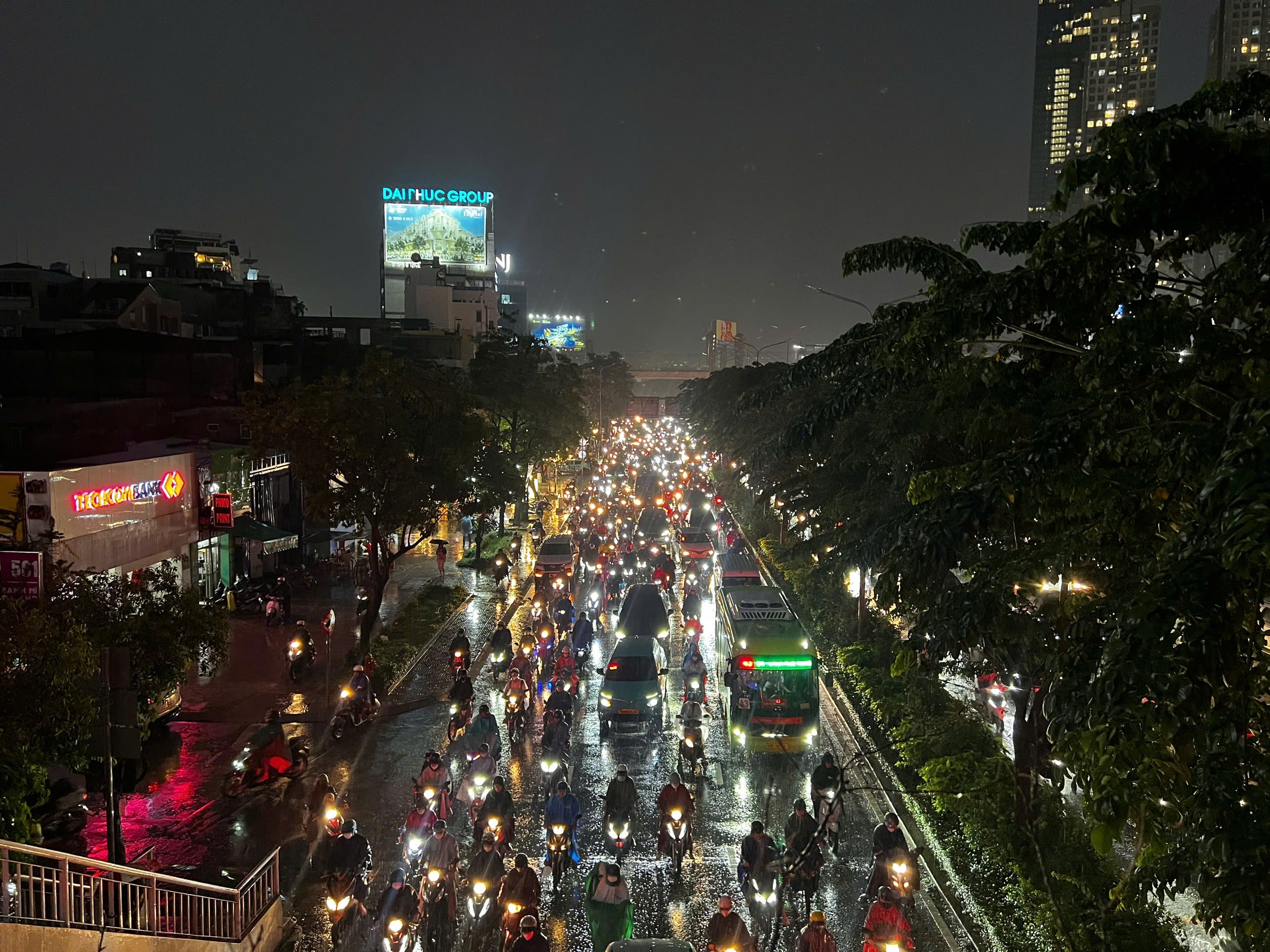 Mưa lớn giờ cao điểm tại TP.HCM: Nhiều tuyến đường ngập sâu, giao thông cầu vượt Hàng Xanh ùn ứ - Ảnh 3.