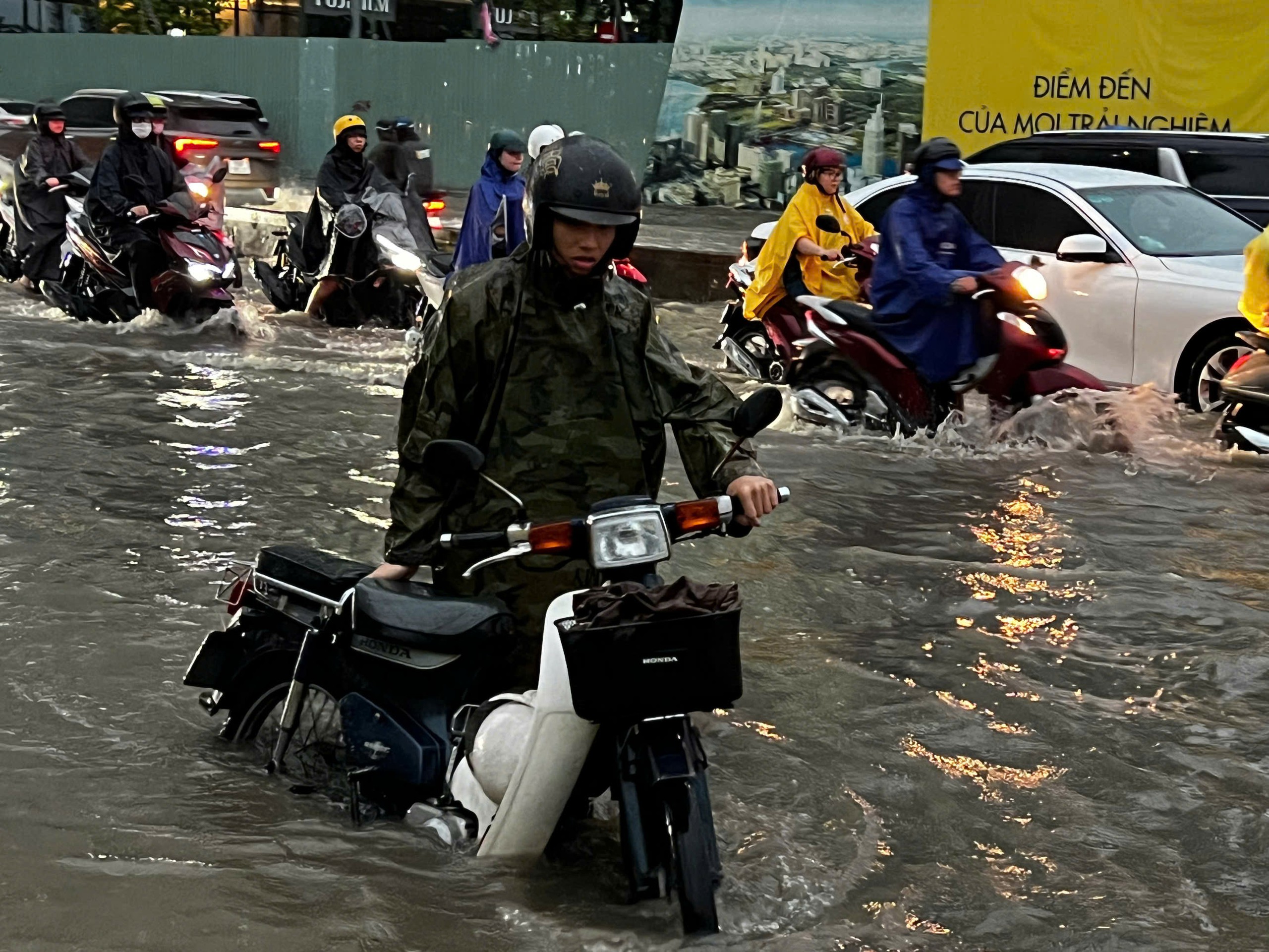 Mưa lớn giờ cao điểm tại TP.HCM: Nhiều tuyến đường ngập sâu, giao thông cầu vượt Hàng Xanh ùn ứ - Ảnh 16.