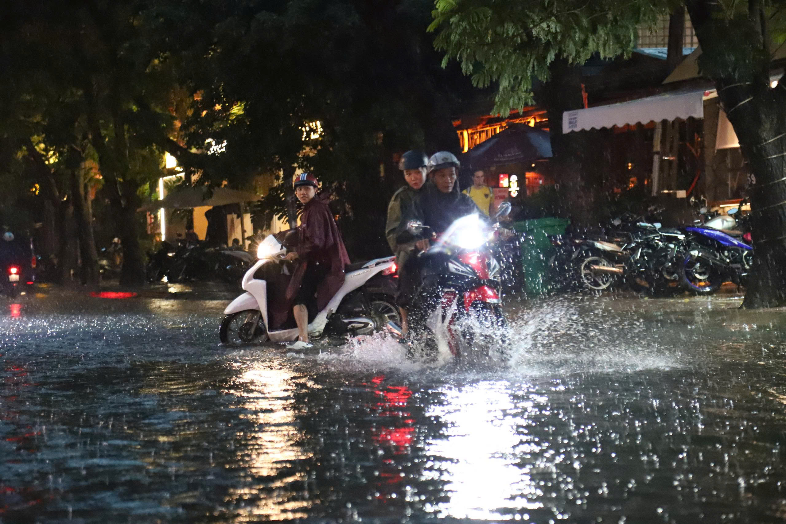 Mưa lớn giờ cao điểm tại TP.HCM: Nhiều tuyến đường ngập sâu, giao thông cầu vượt Hàng Xanh ùn ứ - Ảnh 9.