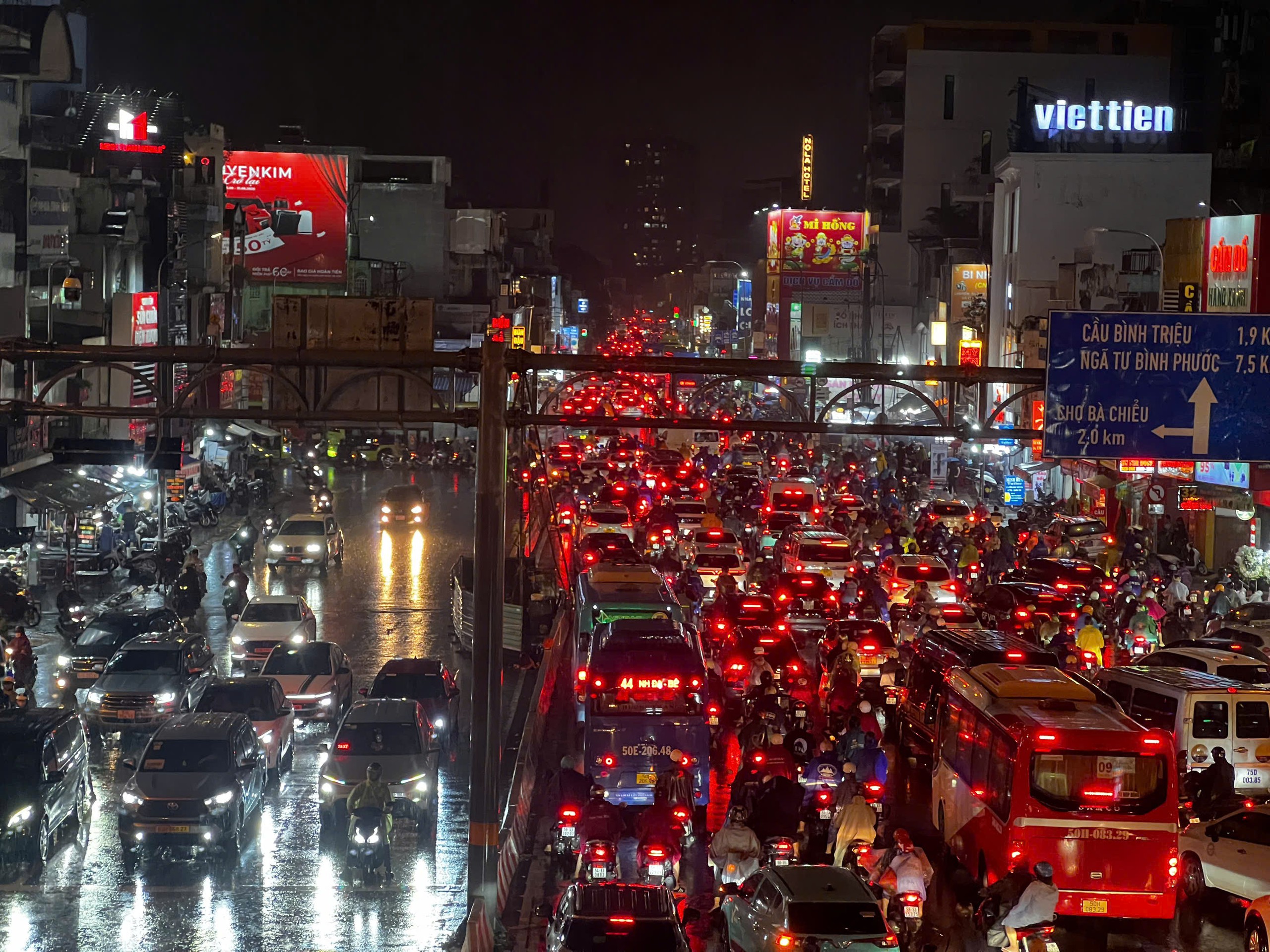 Mưa lớn giờ cao điểm tại TP.HCM: Nhiều tuyến đường ngập sâu, giao thông cầu vượt Hàng Xanh ùn ứ - Ảnh 1.