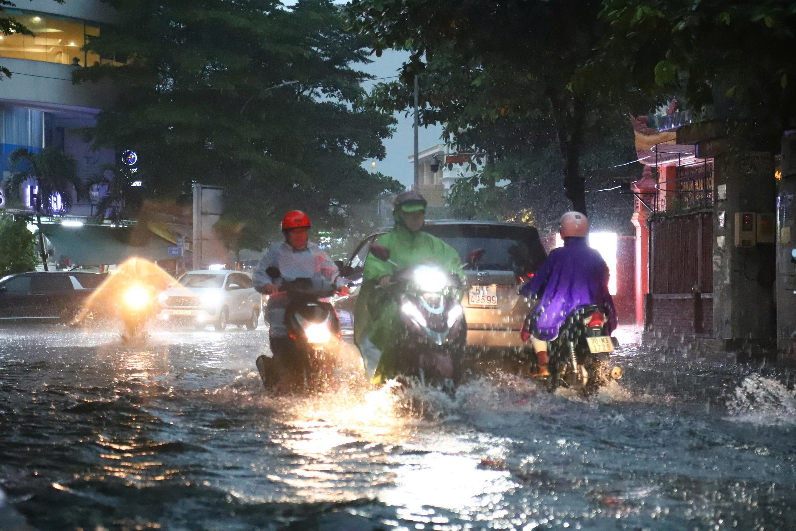 Mưa lớn giờ cao điểm tại TP.HCM: Nhiều tuyến đường ngập sâu, giao thông cầu vượt Hàng Xanh ùn ứ - Ảnh 10.