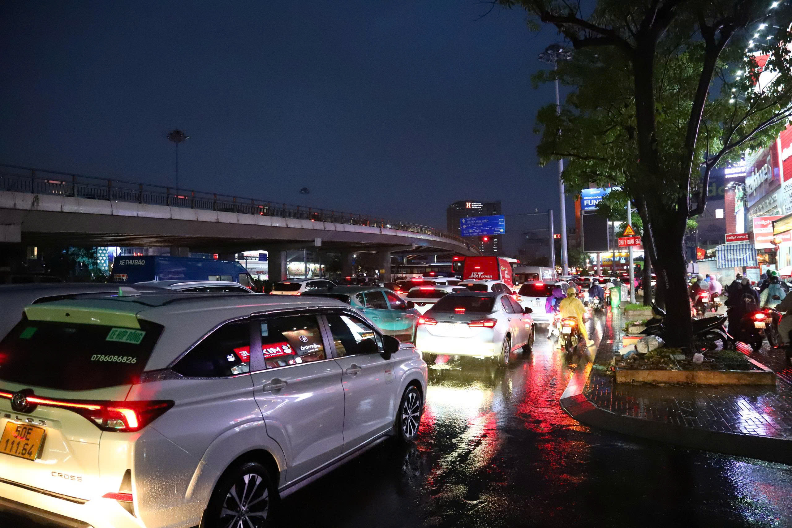 Mưa lớn giờ cao điểm tại TP.HCM: Nhiều tuyến đường ngập sâu, giao thông cầu vượt Hàng Xanh ùn ứ - Ảnh 4.