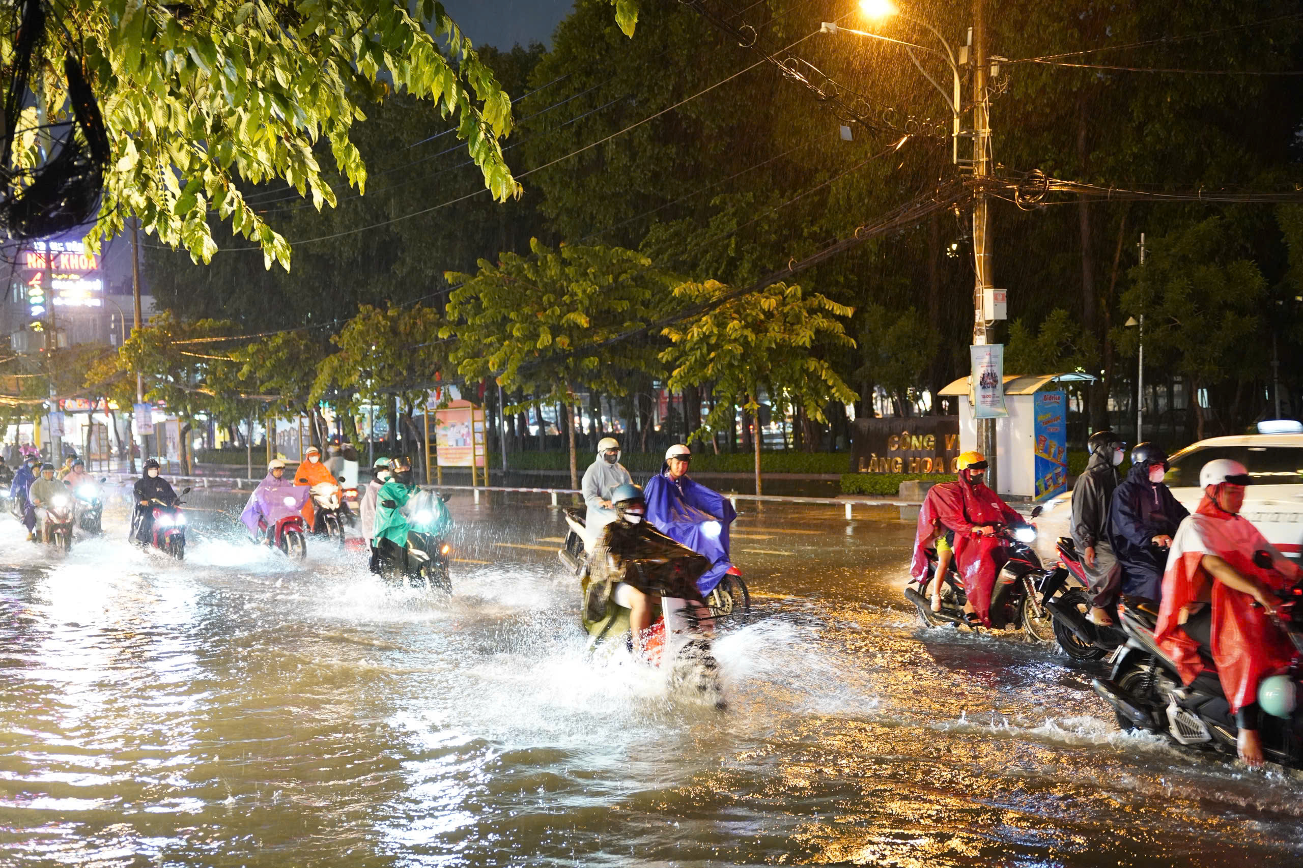 Mưa lớn giờ cao điểm tại TP.HCM: Nhiều tuyến đường ngập sâu, giao thông cầu vượt Hàng Xanh ùn ứ - Ảnh 18.