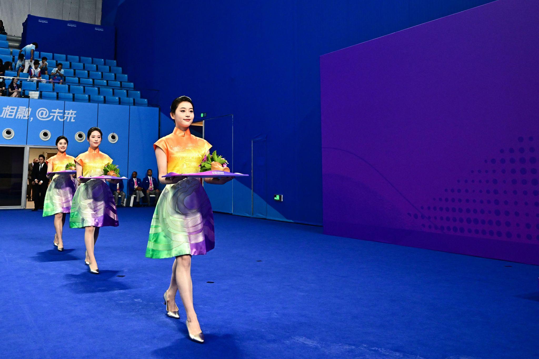 Vì sao Nhật Bản không dùng tình nguyện viên Asiad trẻ đẹp như Trung Quốc? - Ảnh 3.