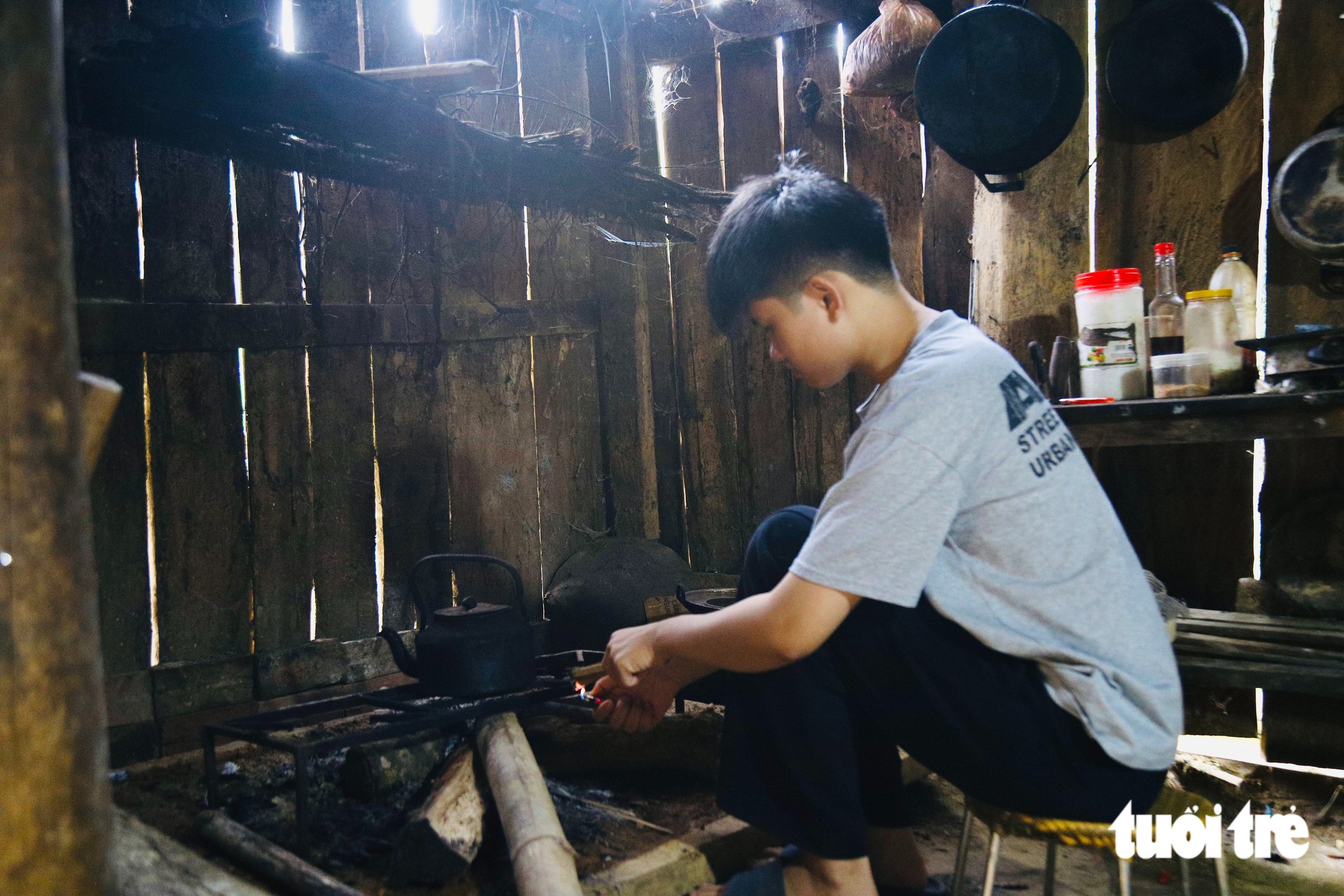 Mồ côi vì lũ cuốn mẹ đi, tân SV dân tộc Thái về học thủ đô, chưa quen thang máy đã đi làm thêm - Ảnh 16.