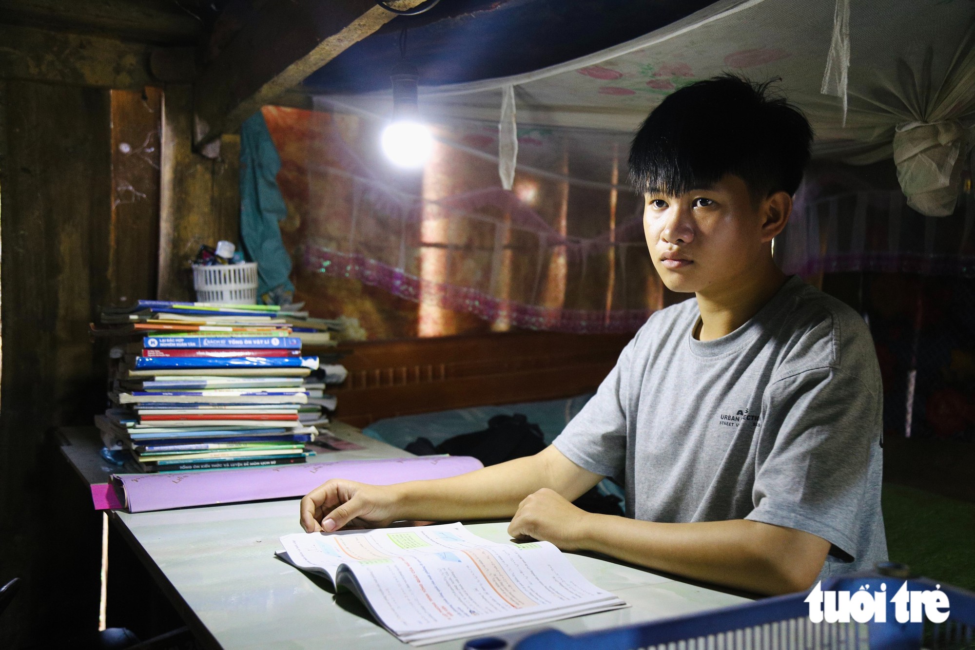 Mồ côi vì lũ cuốn mẹ đi, tân SV dân tộc Thái về học thủ đô, chưa quen thang máy đã đi làm thêm - Ảnh 11.