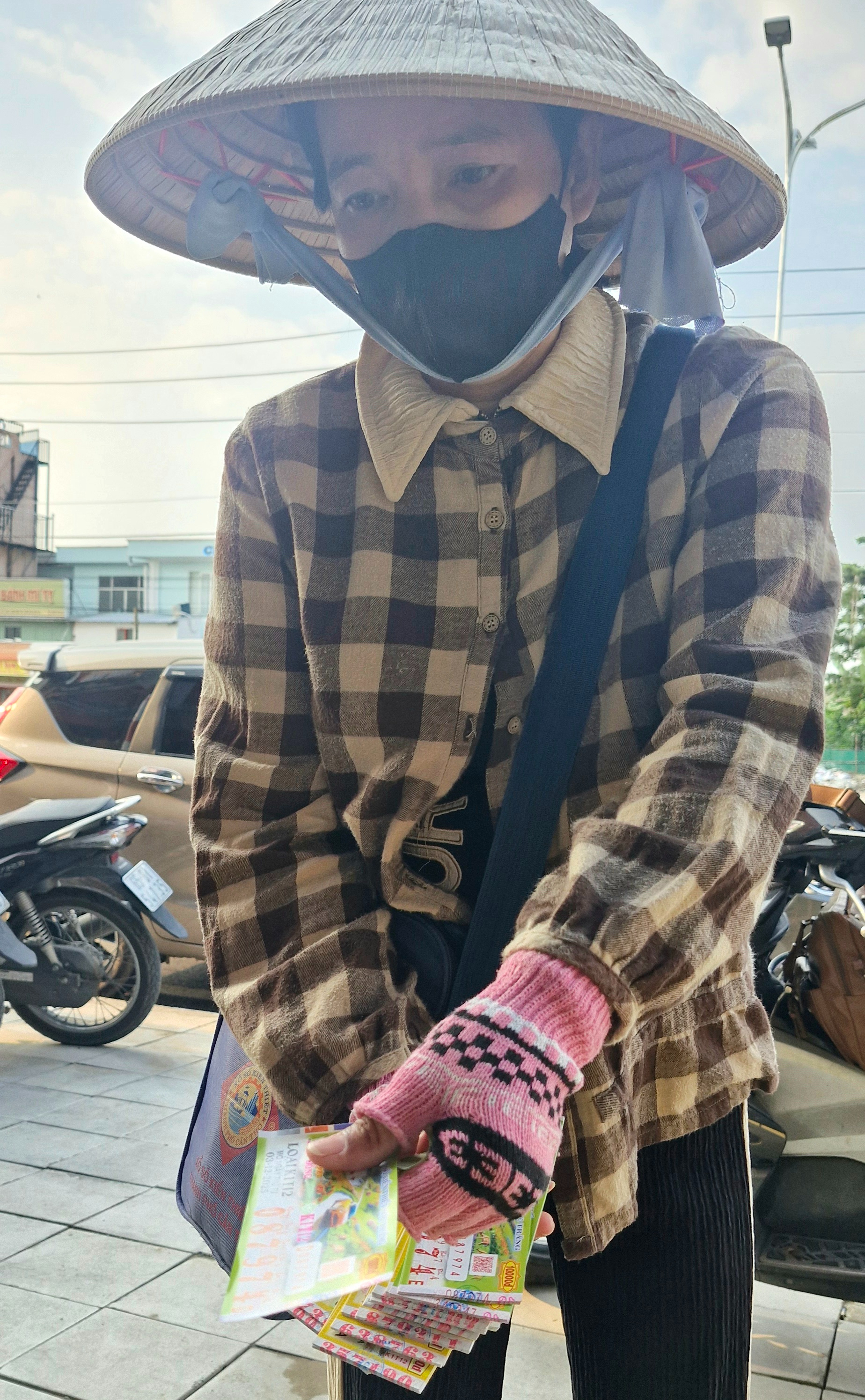 Công ty xổ số nên chăm lo cho người bán vé số dạo thay vì cứ đi 'học kinh nghiệm' nước ngoài - Ảnh 1.
