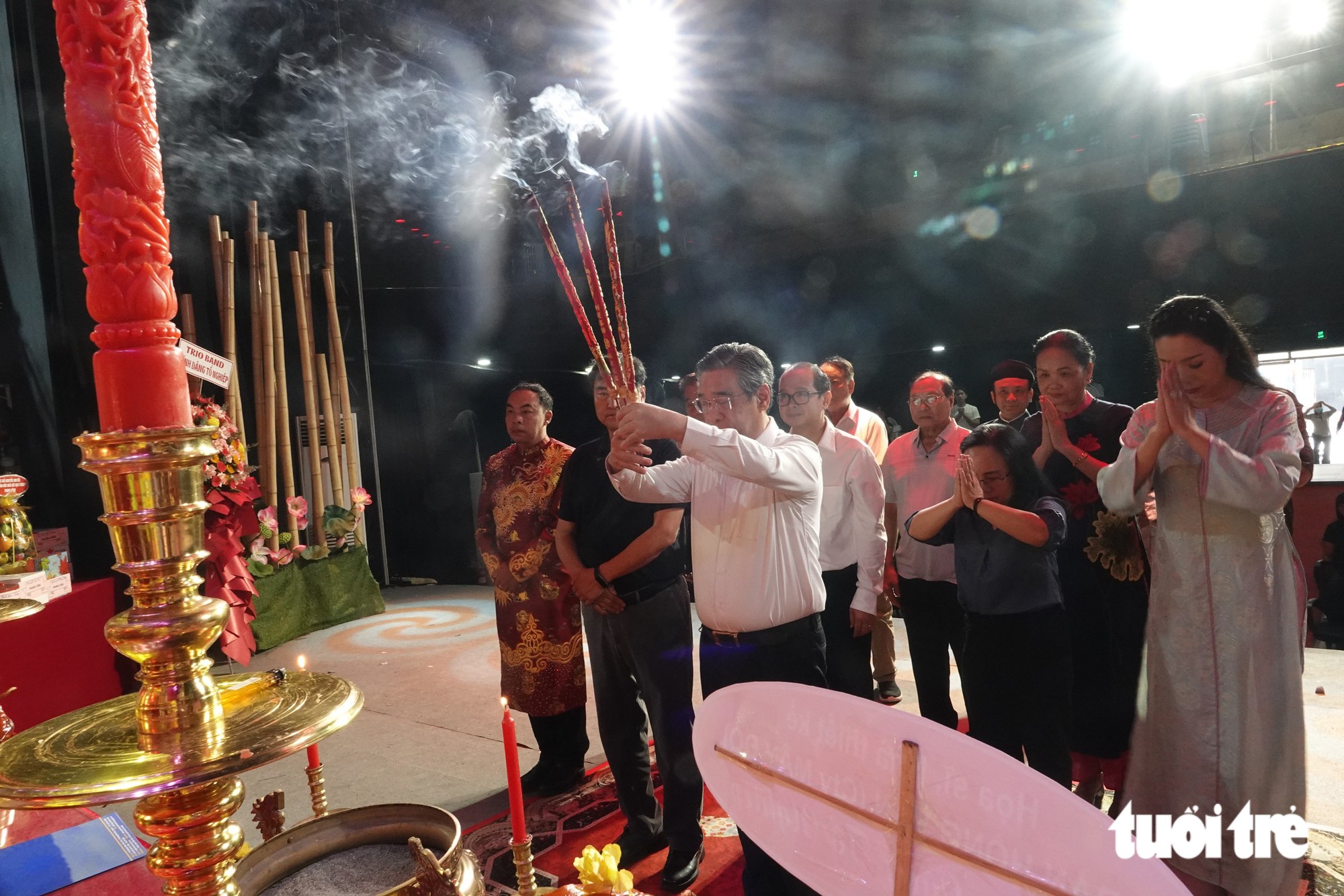 Phó bí thư Nguyễn Phước Lộc dự lễ giỗ tổ sân khấu tại Nhà hát kịch TP.HCM - Ảnh 1.