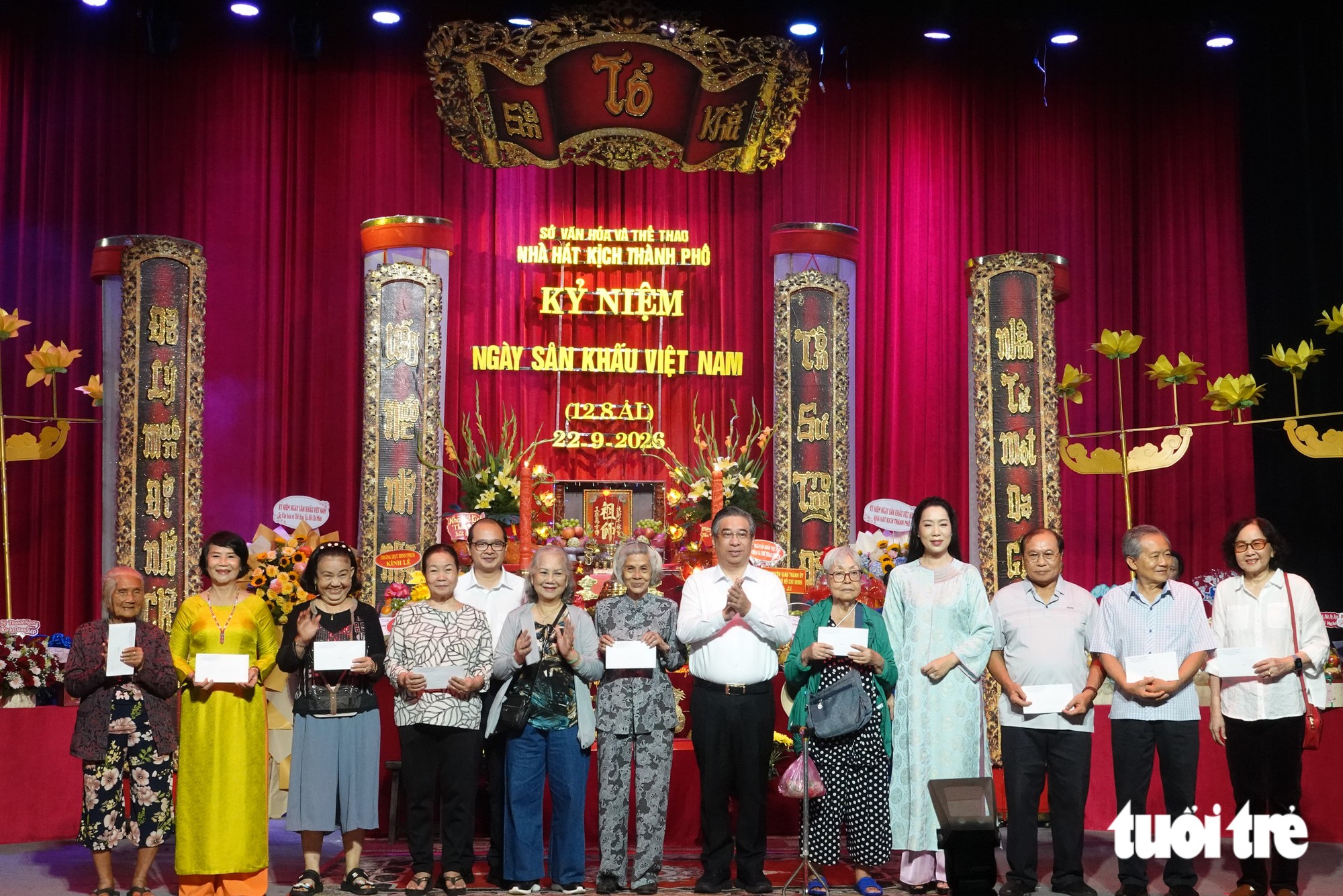 Phó bí thư Nguyễn Phước Lộc dự lễ giỗ tổ sân khấu tại Nhà hát kịch TP.HCM - Ảnh 2.
