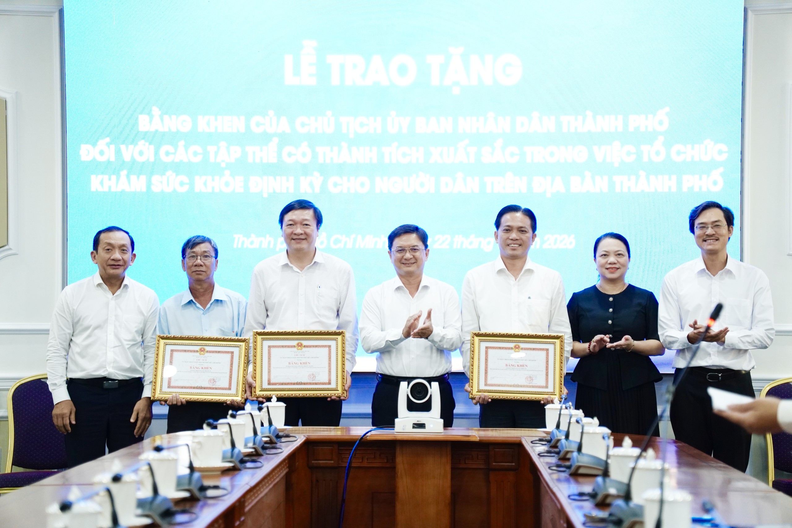 TP.HCM khen thưởng xã Thạnh An, phường Phước Thắng, xã Vĩnh Lộc thực hiện xuất sắc khám sức khỏe toàn dân - Ảnh 1.
