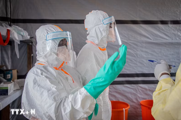 Ebola không lây qua đường hô hấp, không nên hoang mang vì tin chưa kiểm chứng - Ảnh 1.