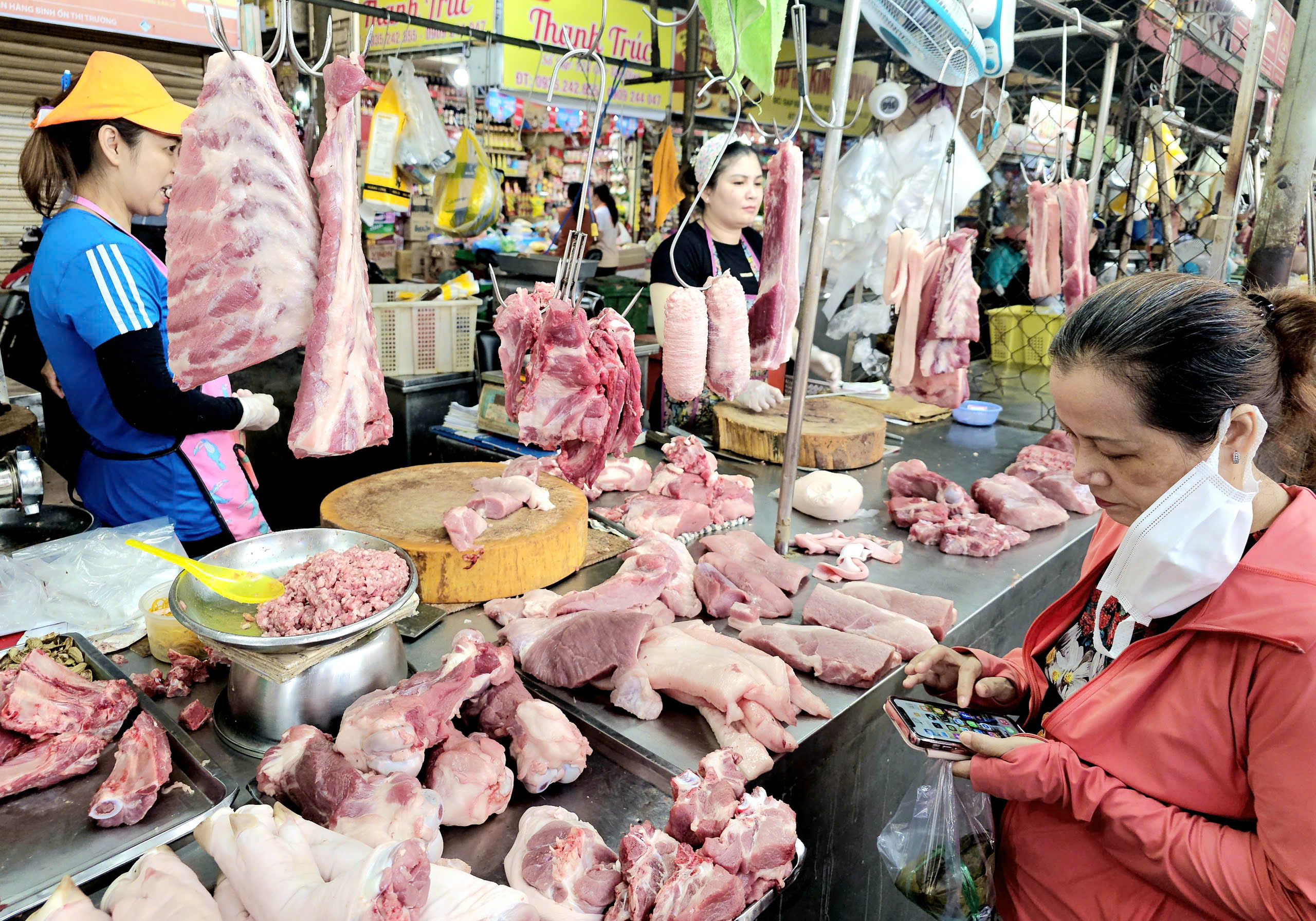 Giá cả đầu ngày: Giá lươn, khoai lang nhích lên, heo hơi ổn định nhưng lo thiếu hàng Tết - Ảnh 3.