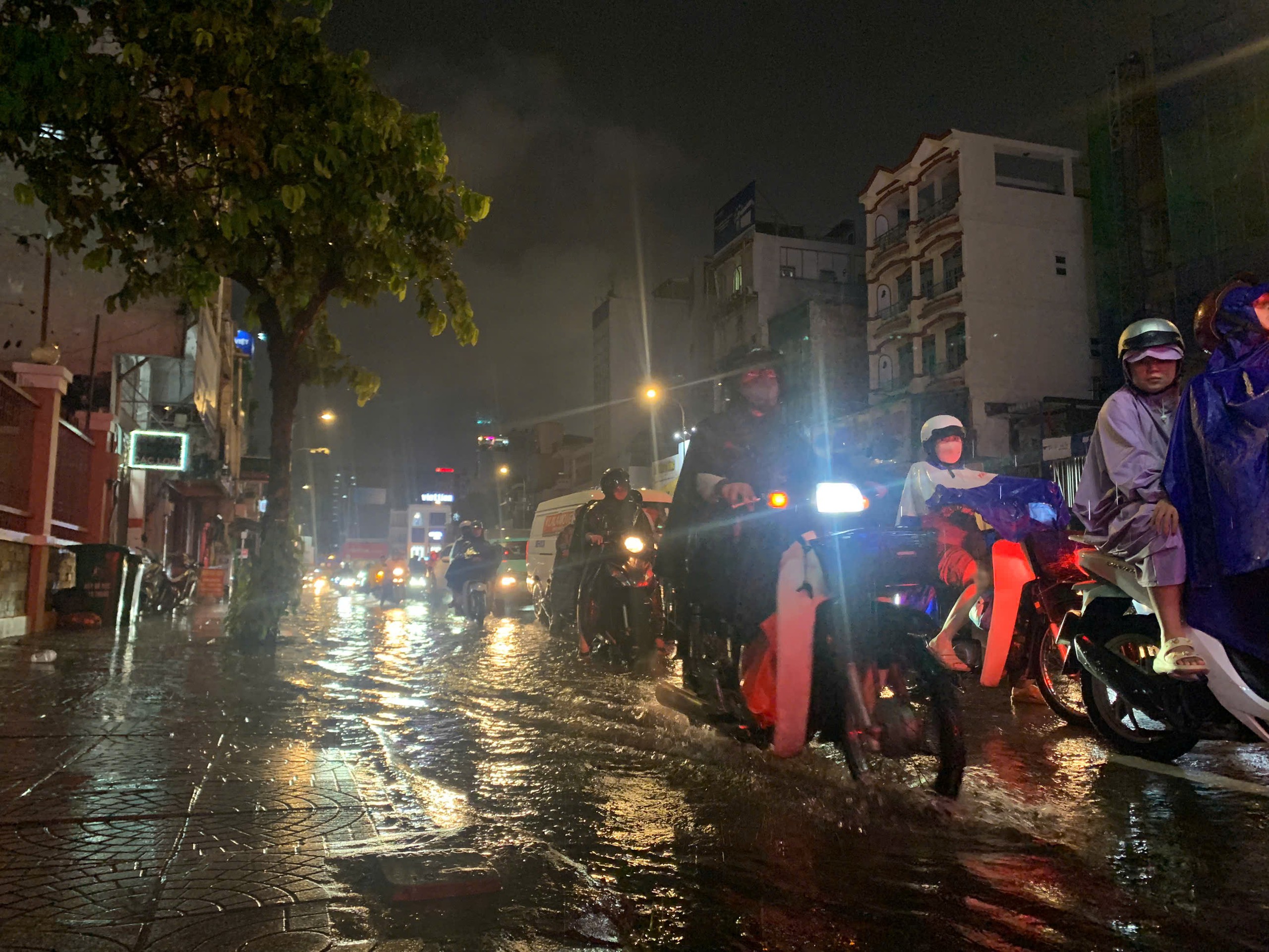 Mưa lớn giờ cao điểm tại TP.HCM: Nhiều tuyến đường ngập sâu, xe cộ ùn ứ kéo dài - Ảnh 25.