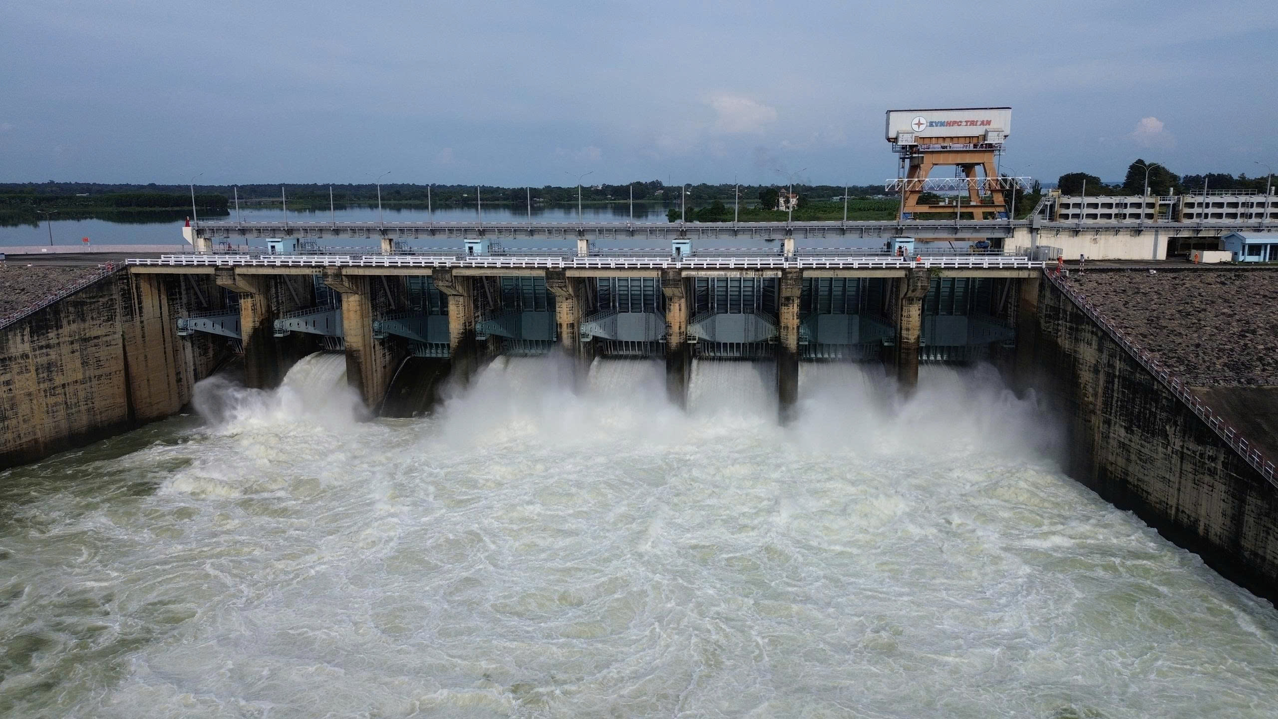 Nước về hồ 2.260m³/s, Thủy điện Trị An tăng gấp đôi lượng xả tràn xuống hạ du - Ảnh 1.