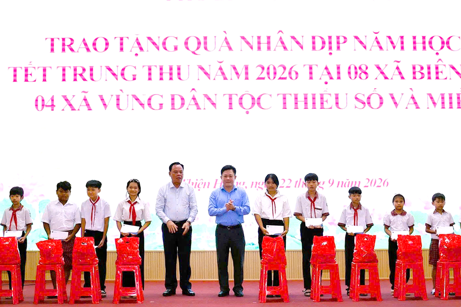Đồng Nai trao 10.000 phần quà Trung thu cho thiếu nhi 12 xã biên giới, miền núi - Ảnh 1.