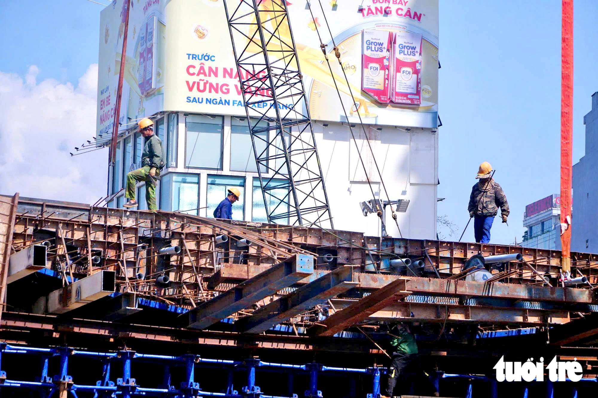 Hà Nội tổ chức lại giao thông trên đường vành đai 1 đoạn cầu vượt Nguyễn Chí Thanh đi Voi Phục - Ảnh 2.